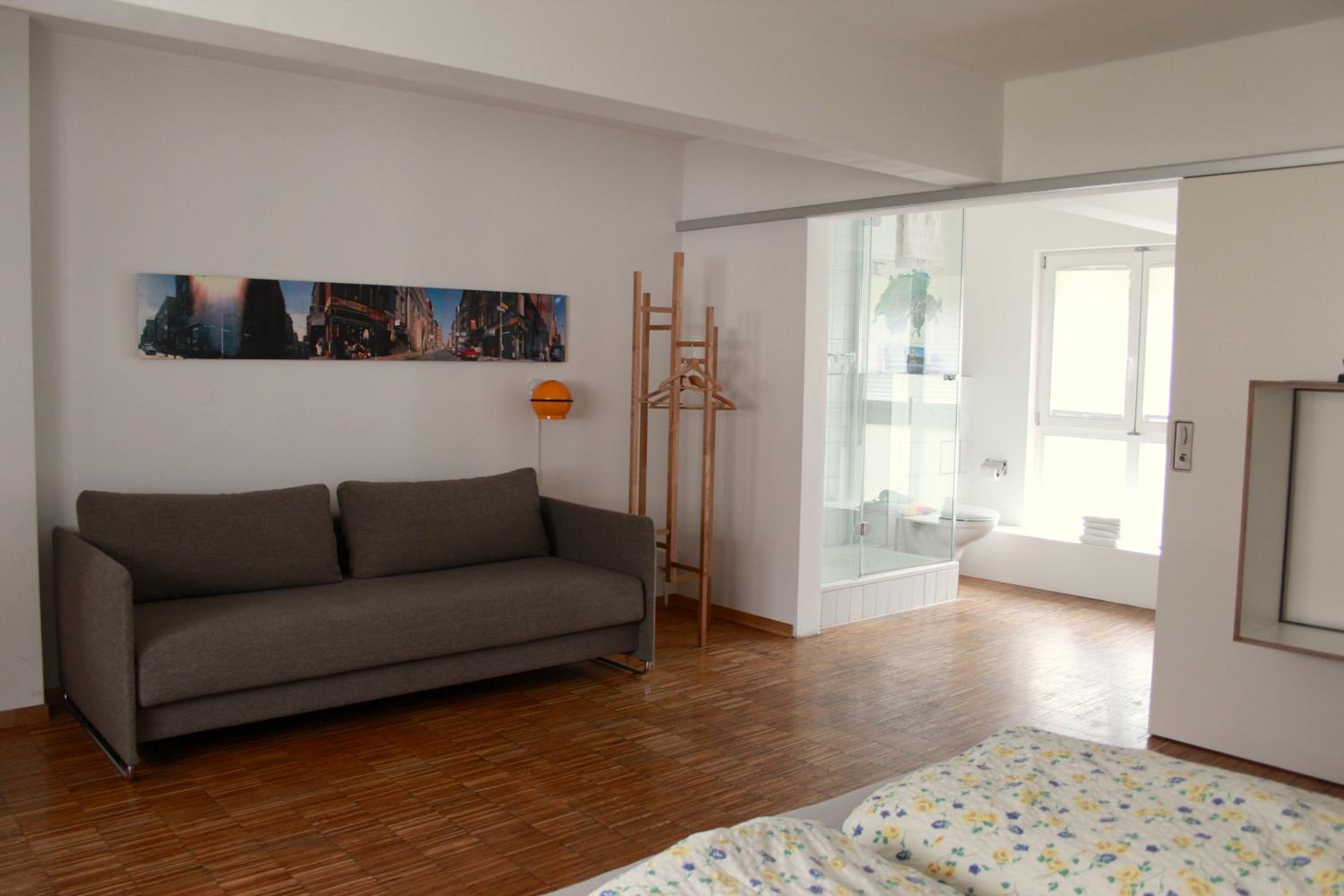 Double Room with Private Bathroom - Photo 10