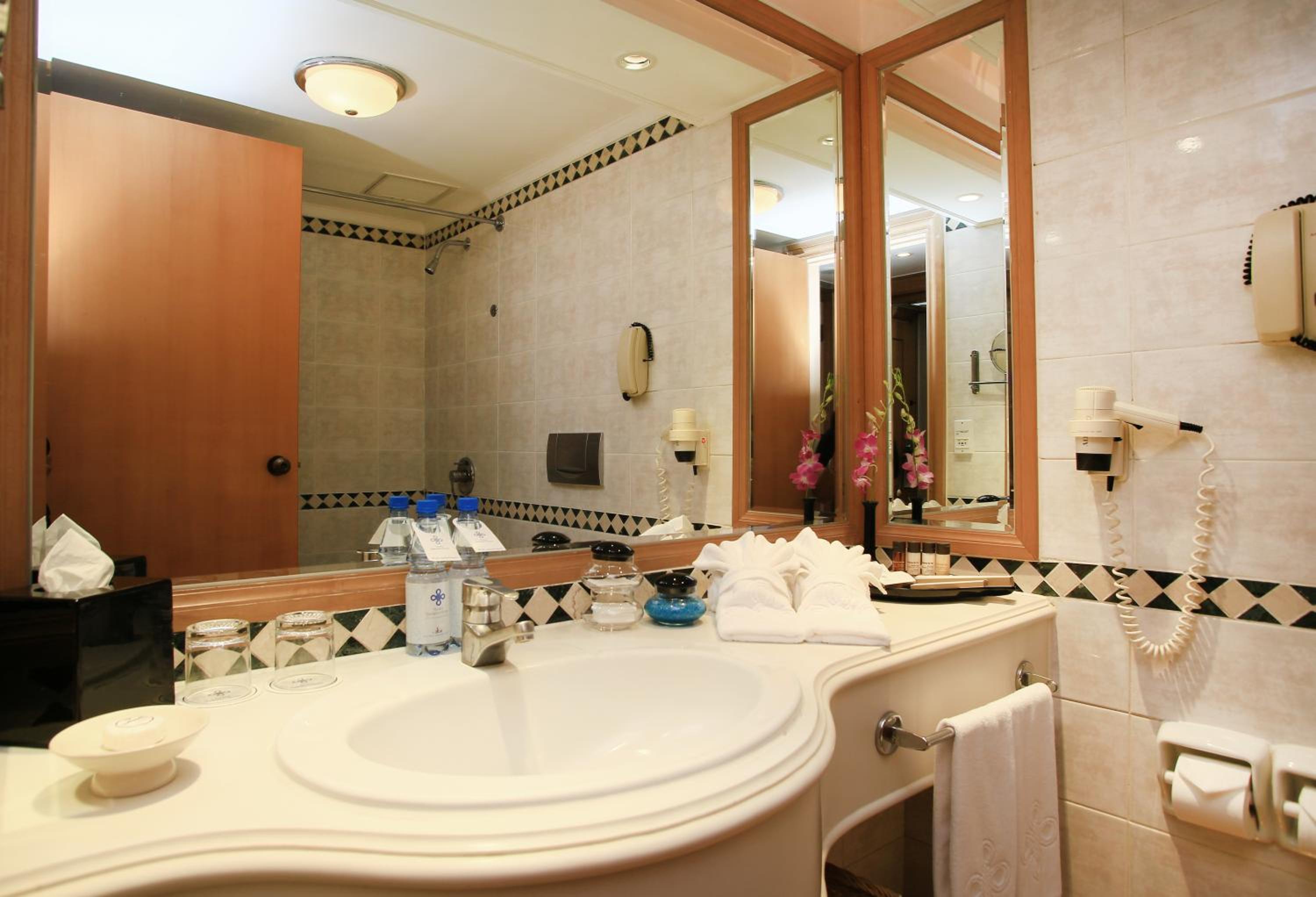 Grand Deluxe Double Or Twin Room thumbnail 6