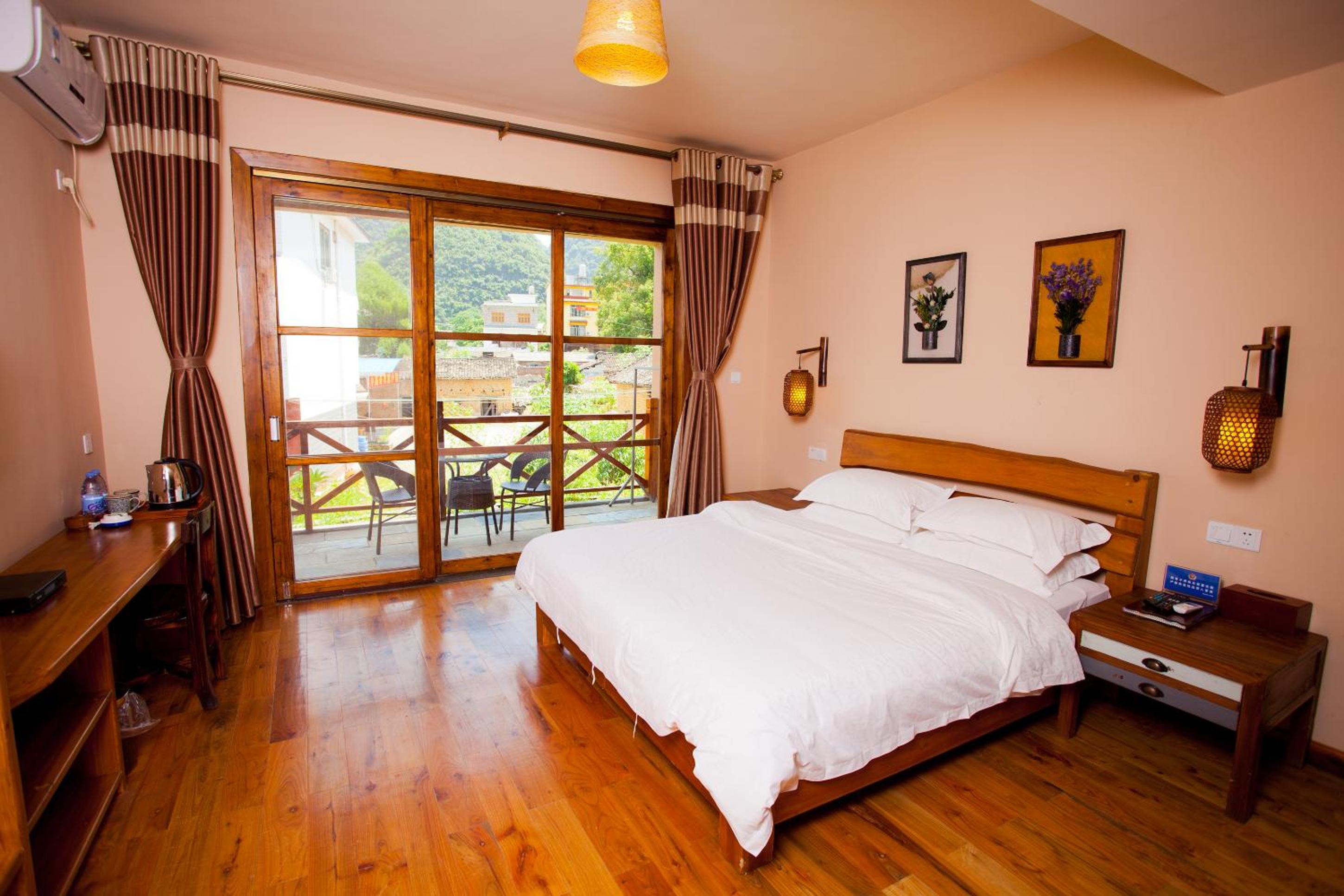Queen Room with Balcony photo 3
