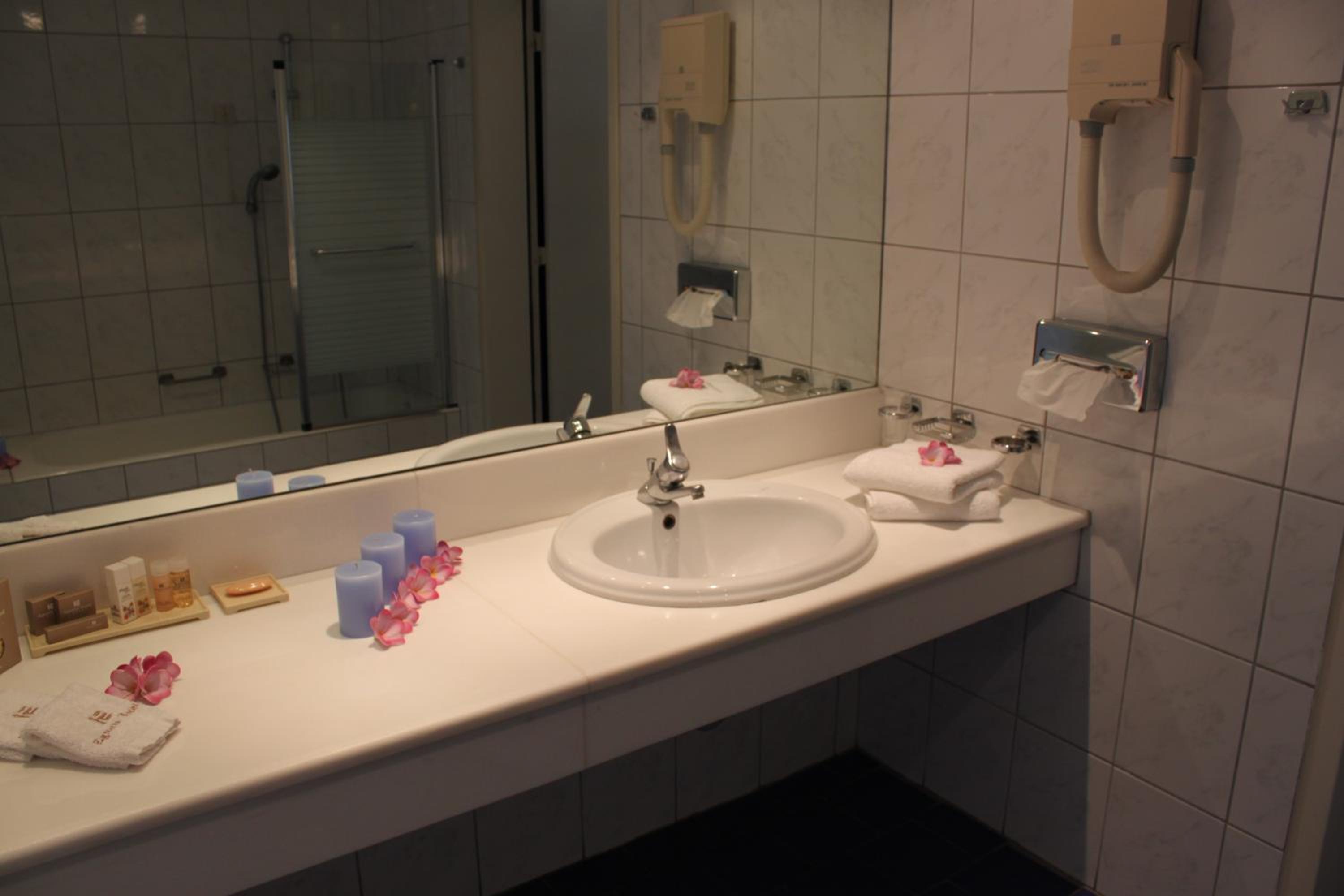 Classic Double or Twin Room with Sea View - Photo 5