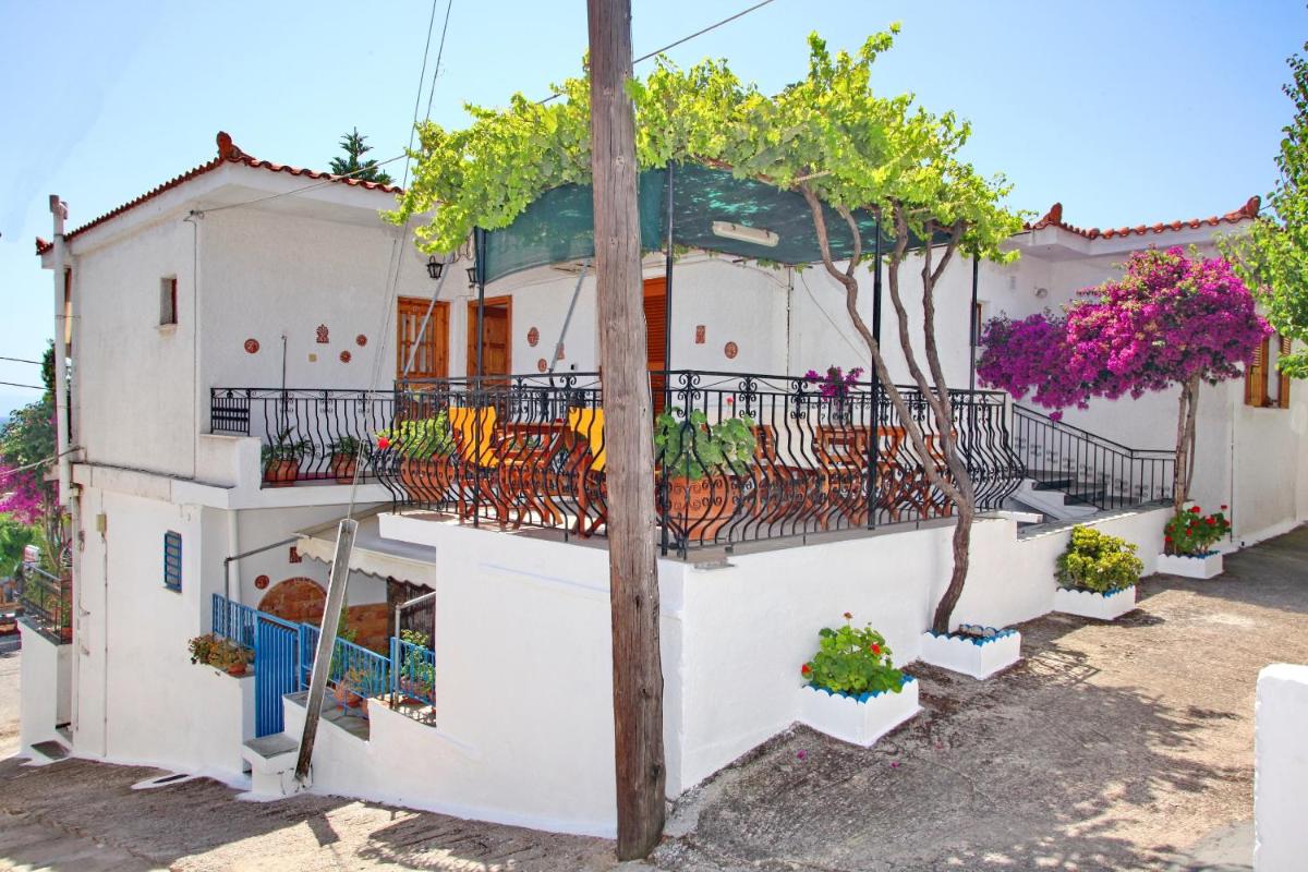 Studio (4 Adults) with Garden View  photo 2