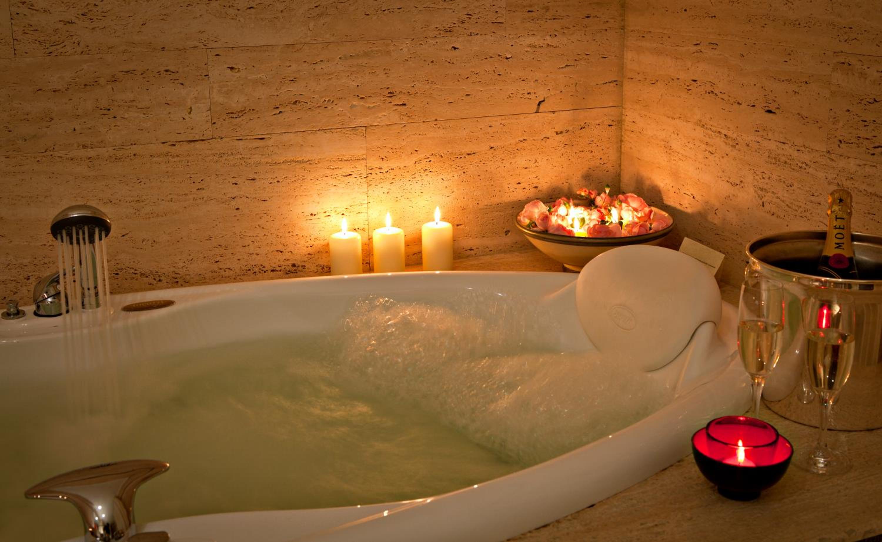 Double Room with Spa Bath - Photo 2