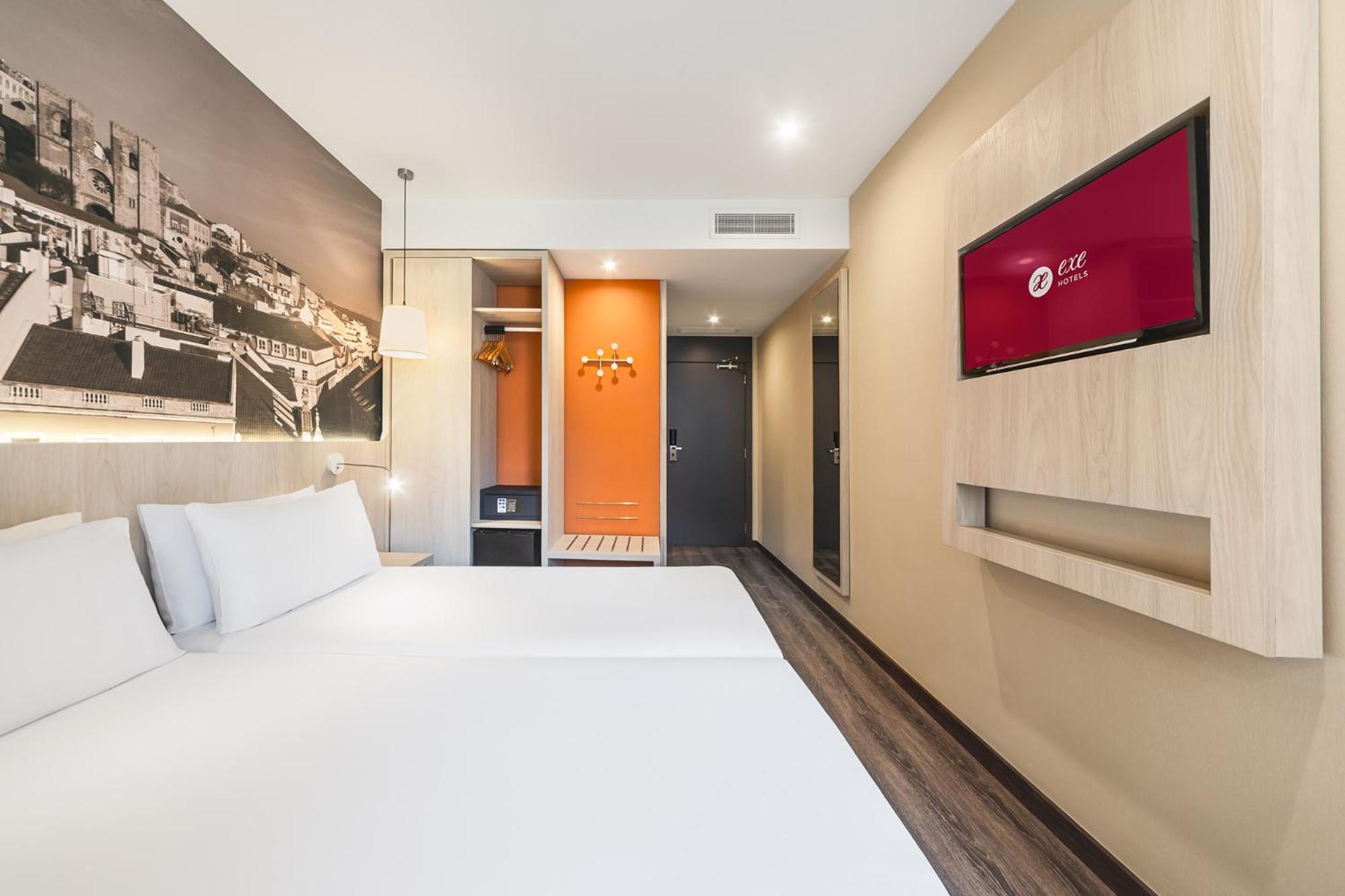Superior Double Room thumbnail 5