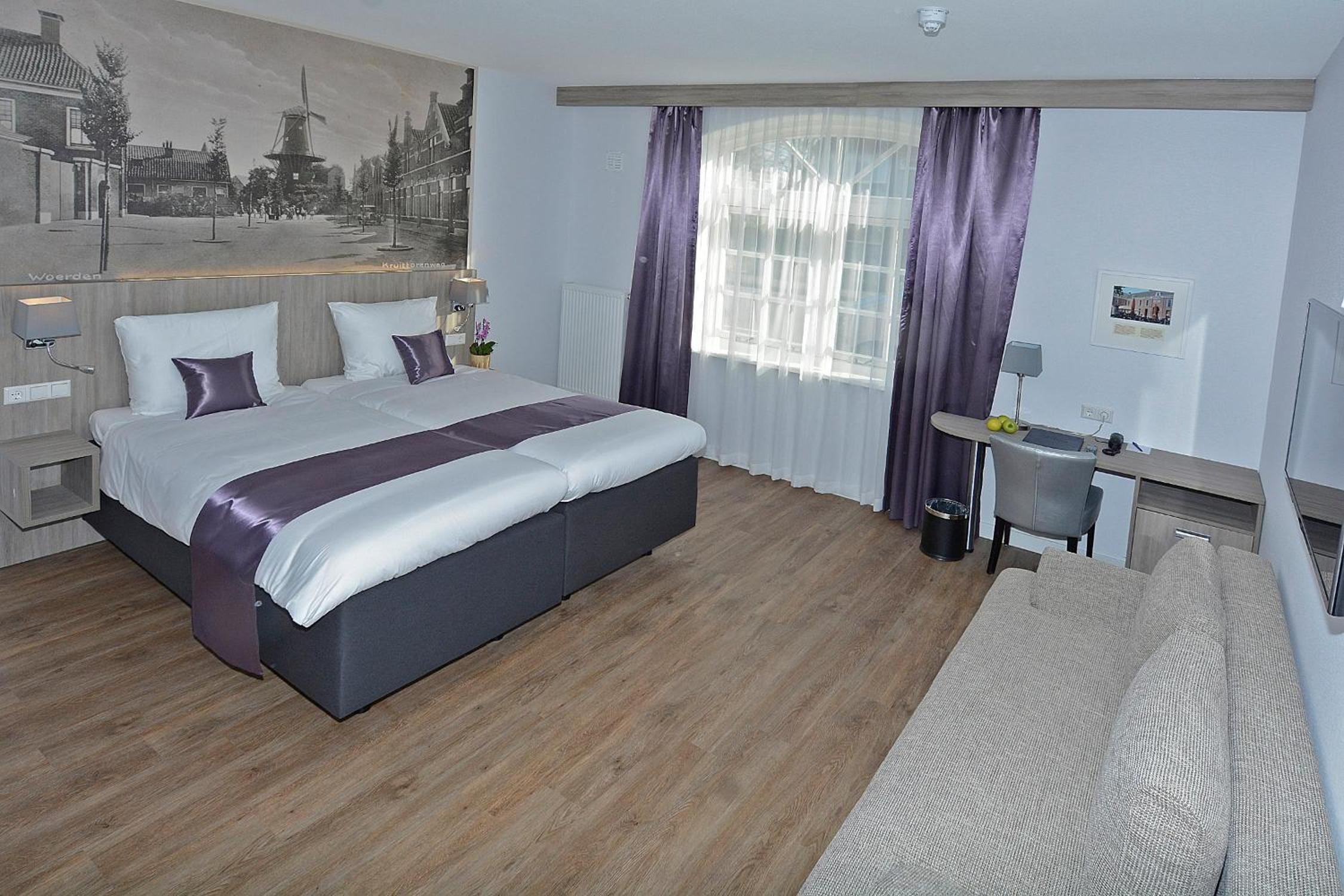 Twin Room with Sofa Bed and Shower - Non-Smoking - Photo 4
