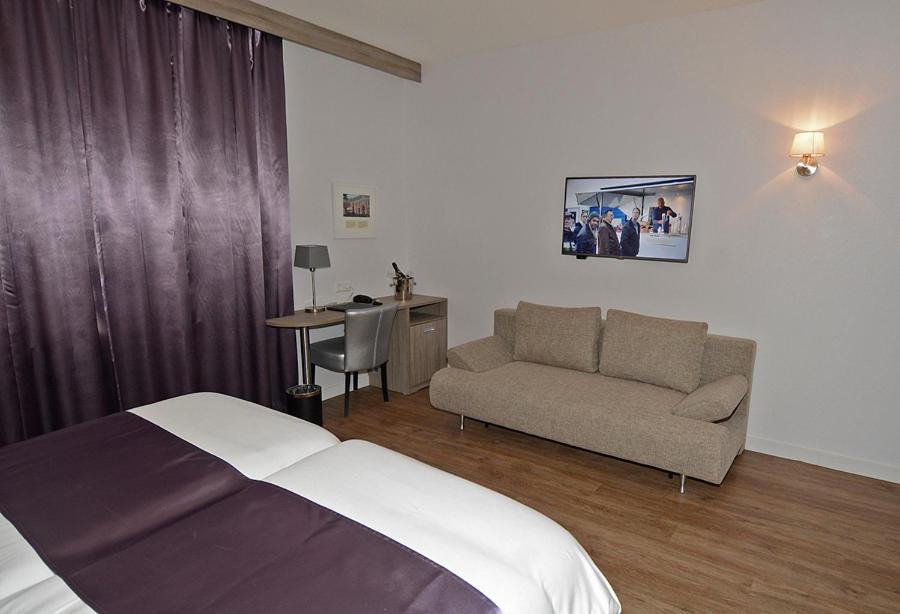 Twin Room with Sofa Bed and Shower - Non-Smoking - Photo 5