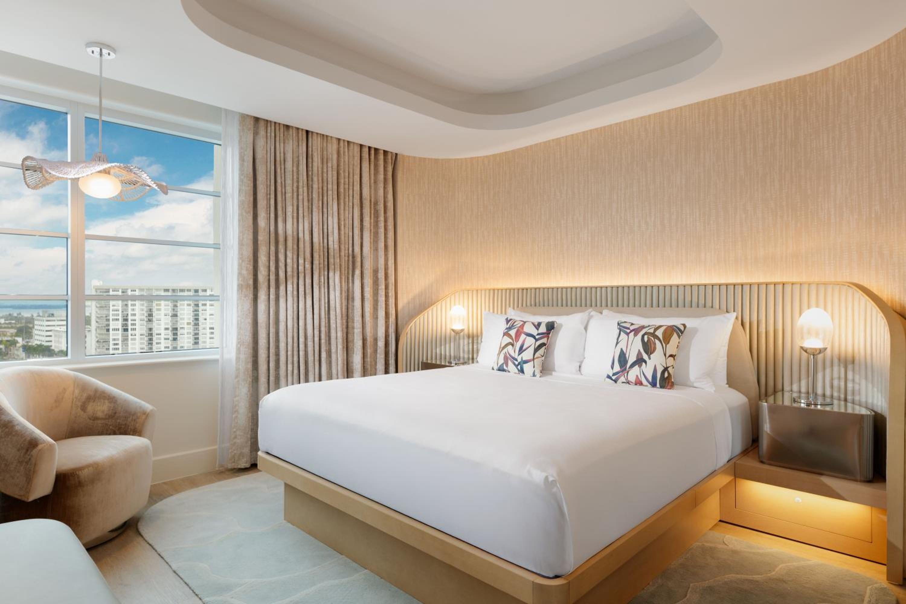 Suite with Skyline View - Photo 2