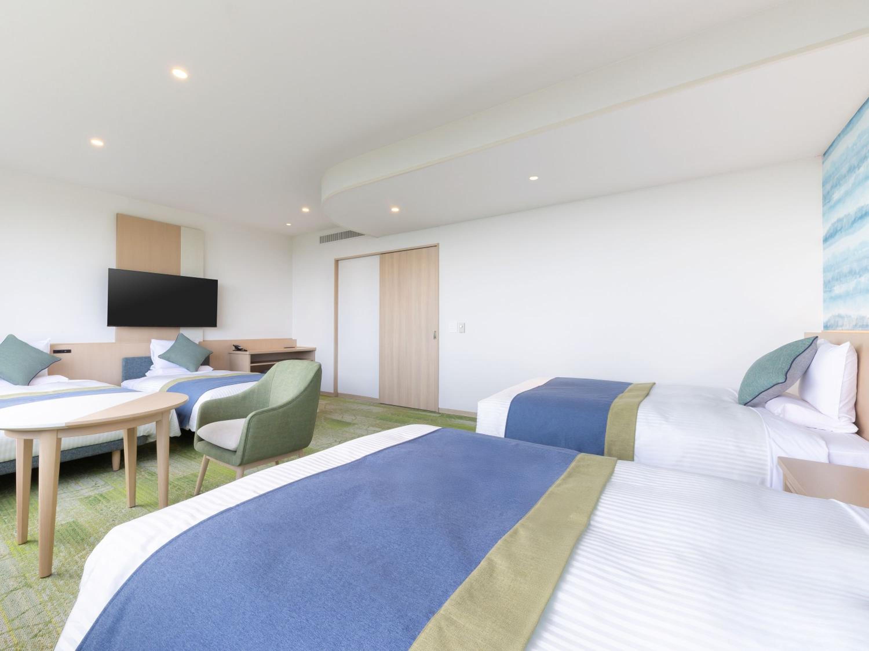 Ocean View Deluxe Quadruple Room with Private Bathroom