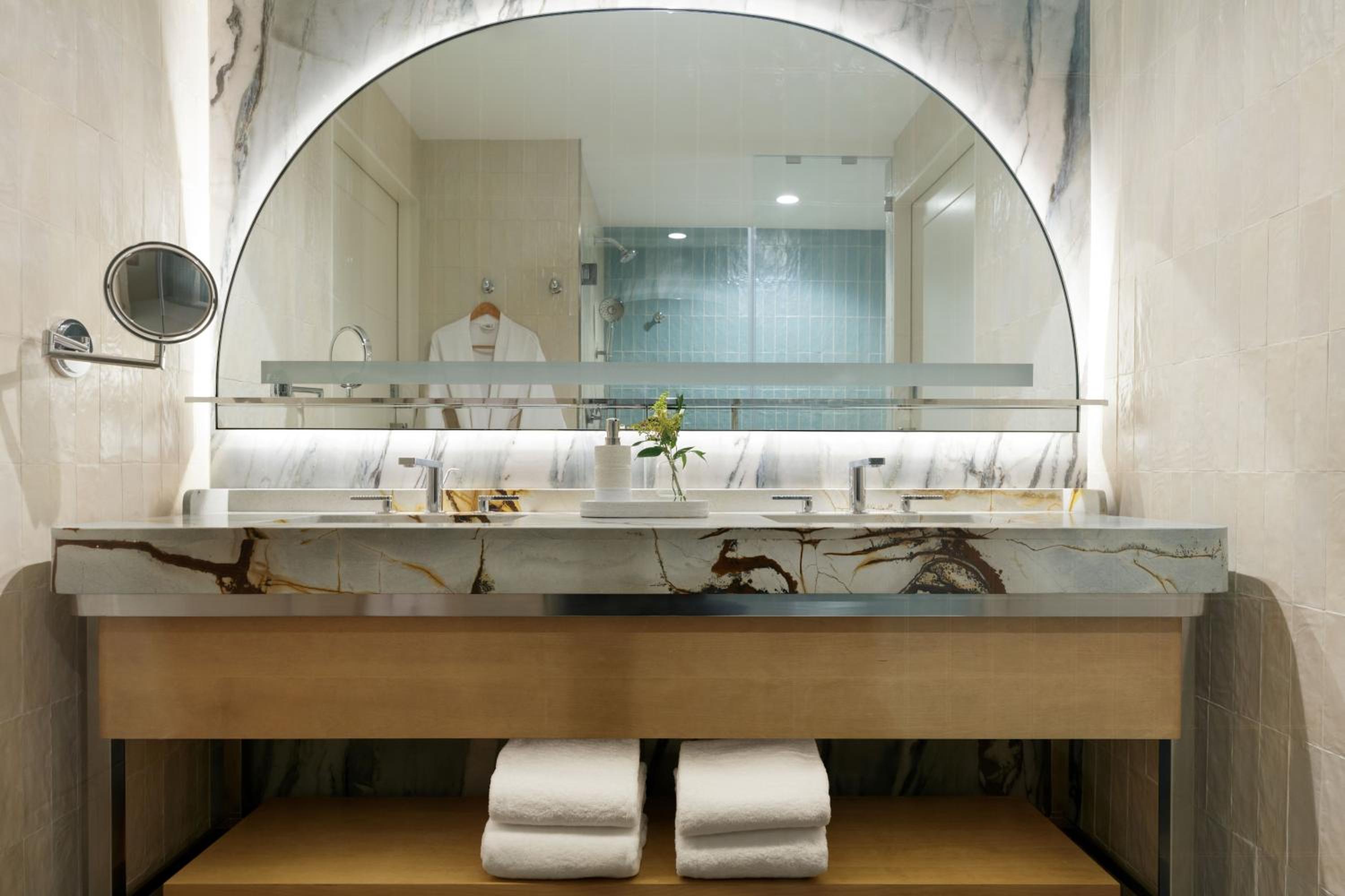 Suite with Skyline View - Photo 3