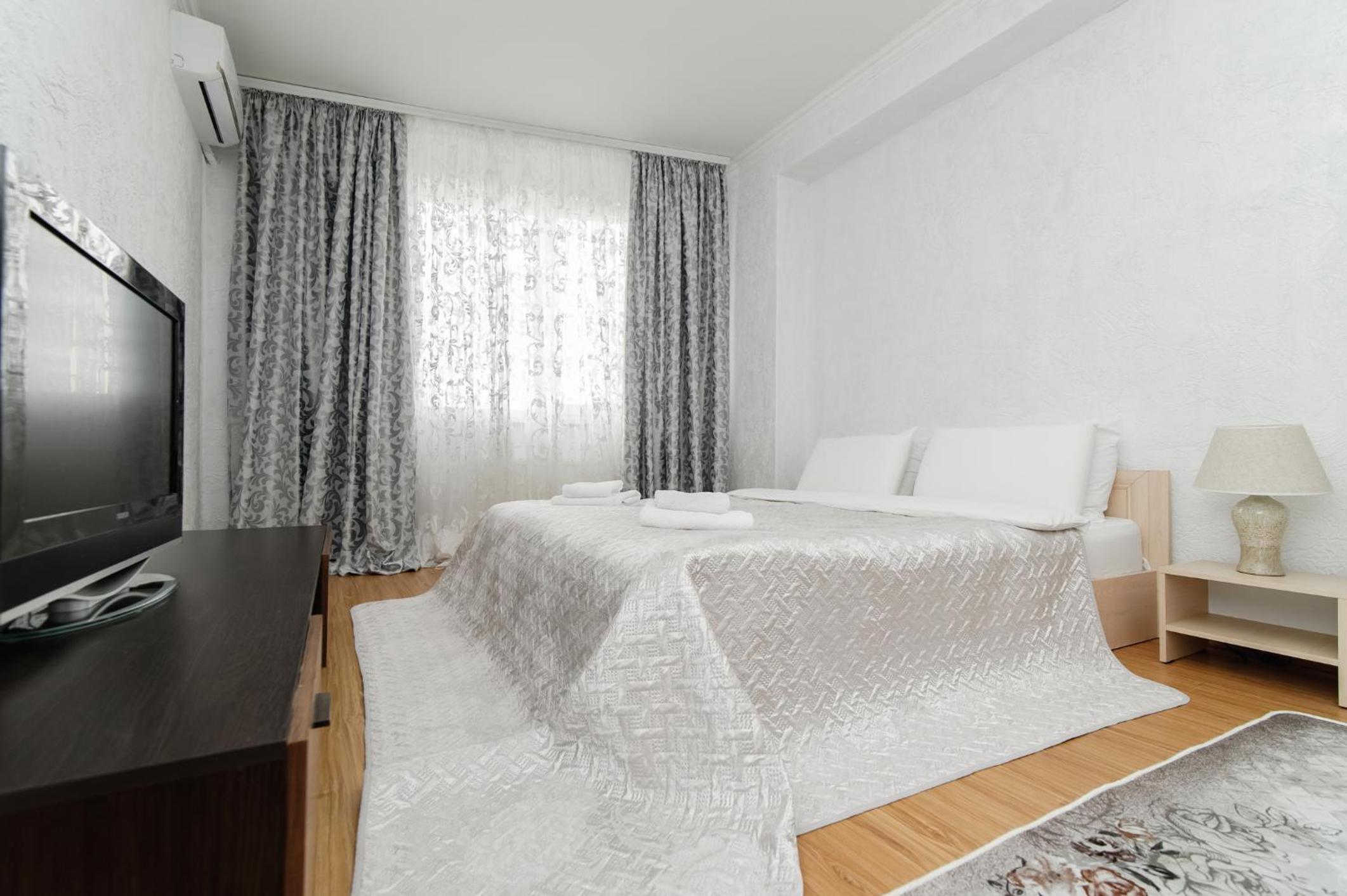 Three-Bedroom Apartment with Balcony photo 2
