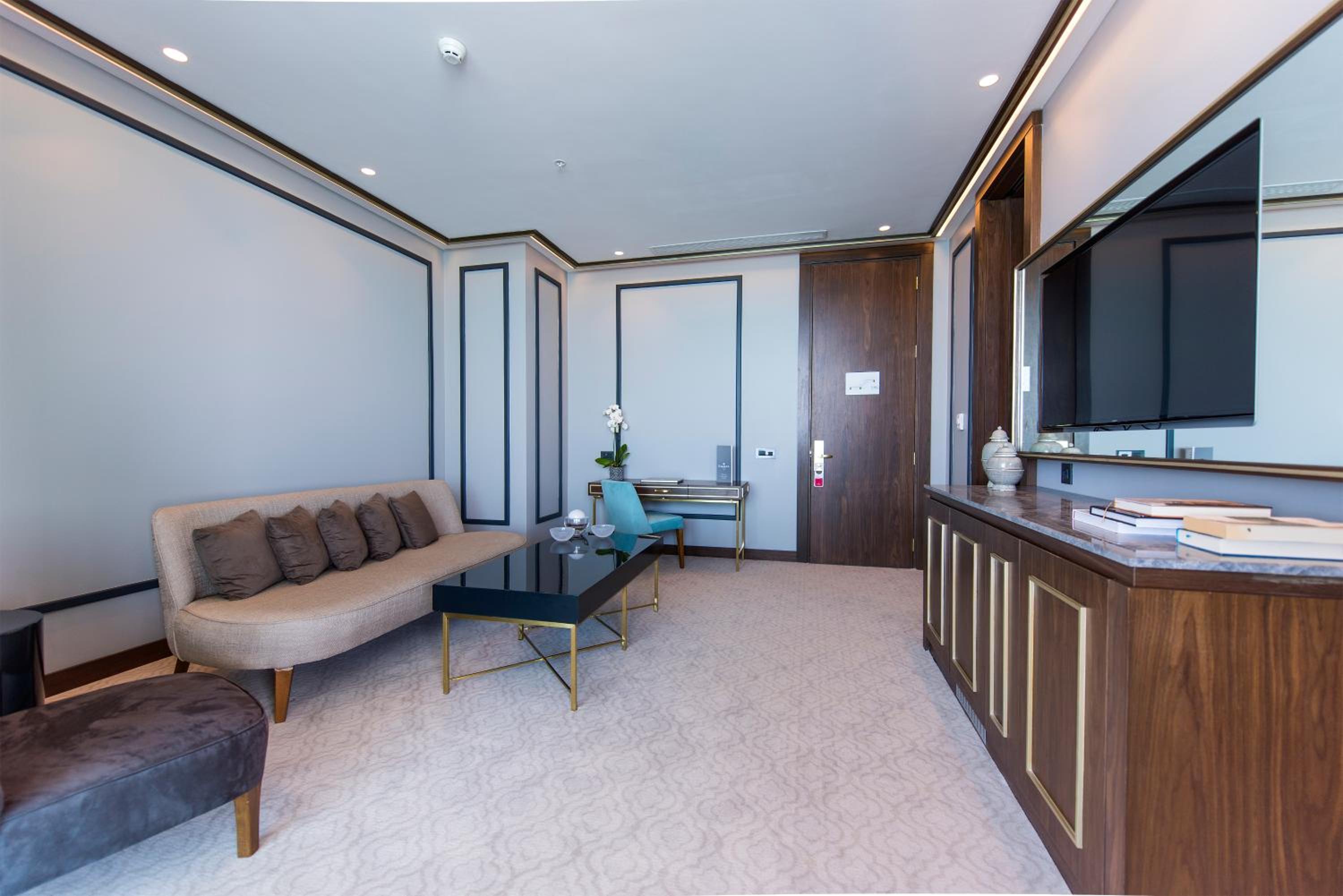 Master Suite with City View - Photo 2