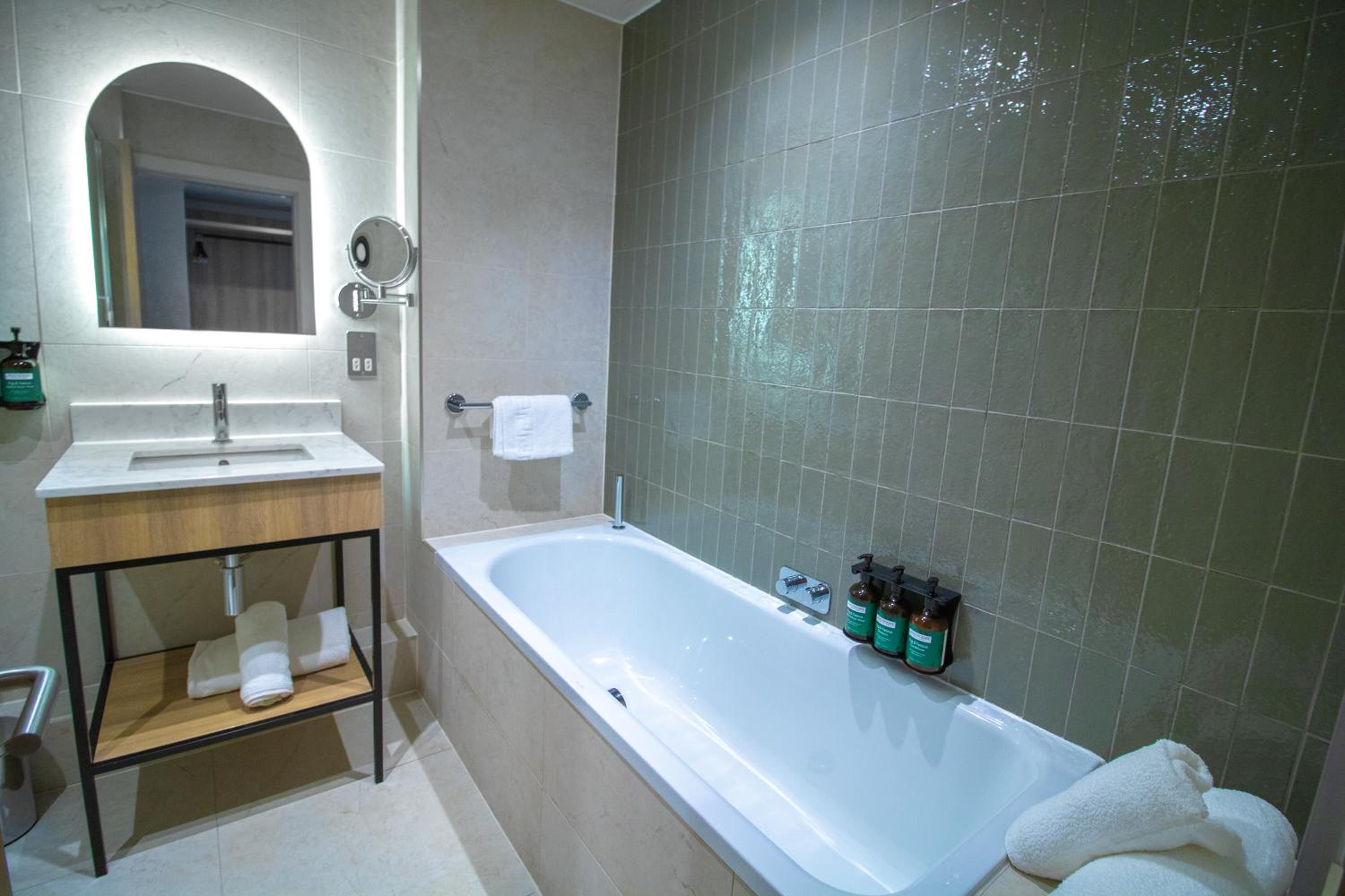 One-Bedroom Suite Separate Bath Walk In Shower - Photo 4