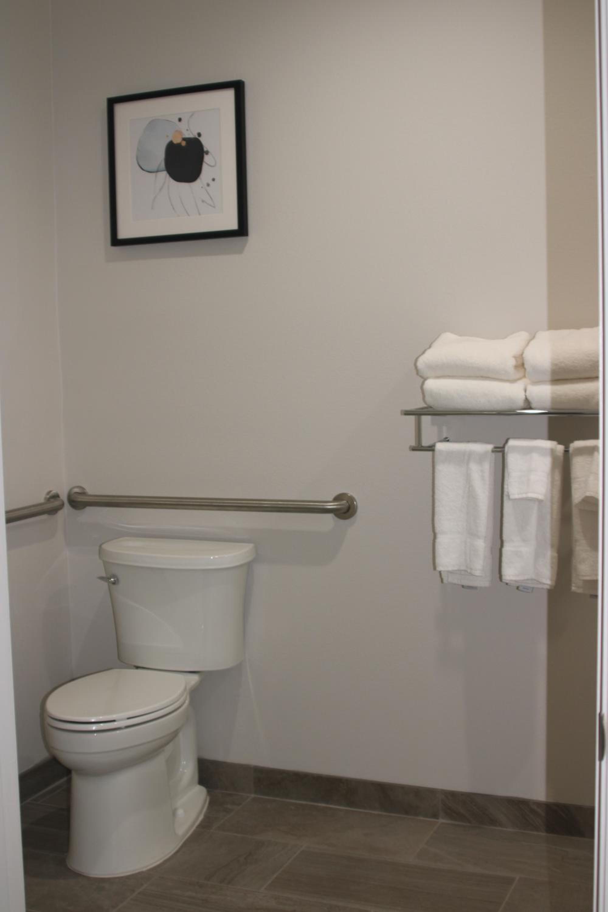 Premium Kitchenette Room with Two Queen Beds - Photo 4