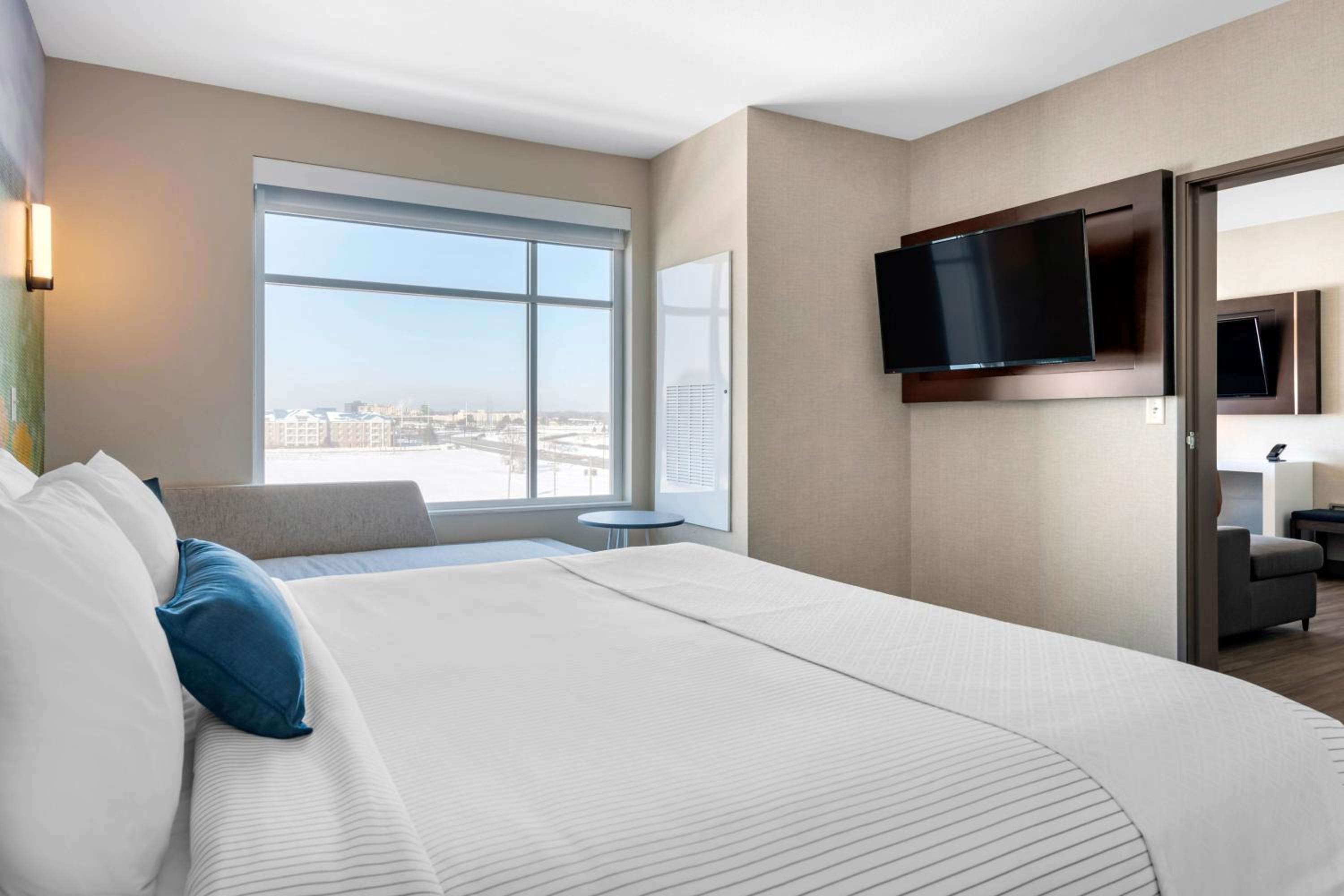 King Suite - Accessible/Non-Smoking - Photo 6