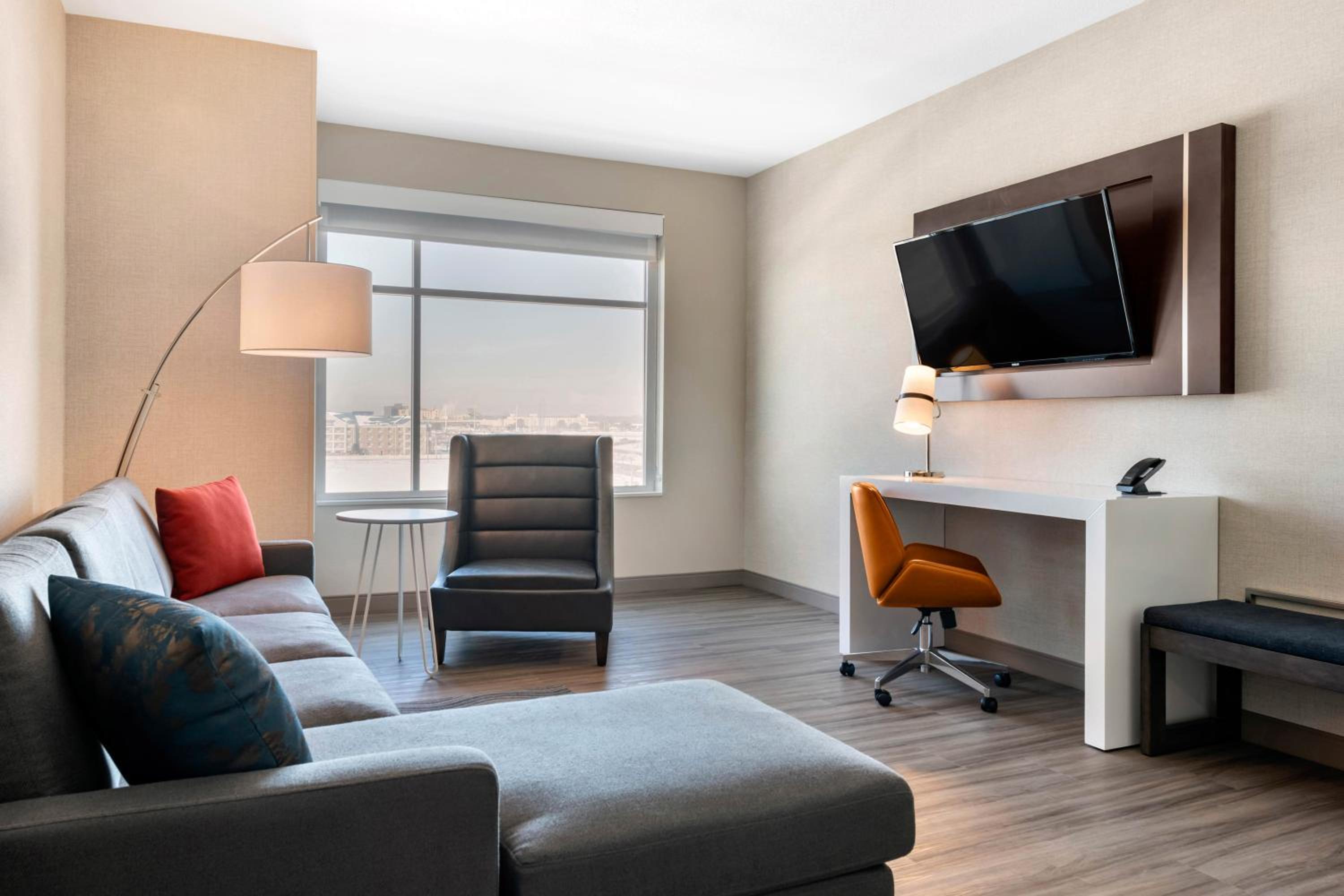 King Suite - Accessible/Non-Smoking - Photo 7