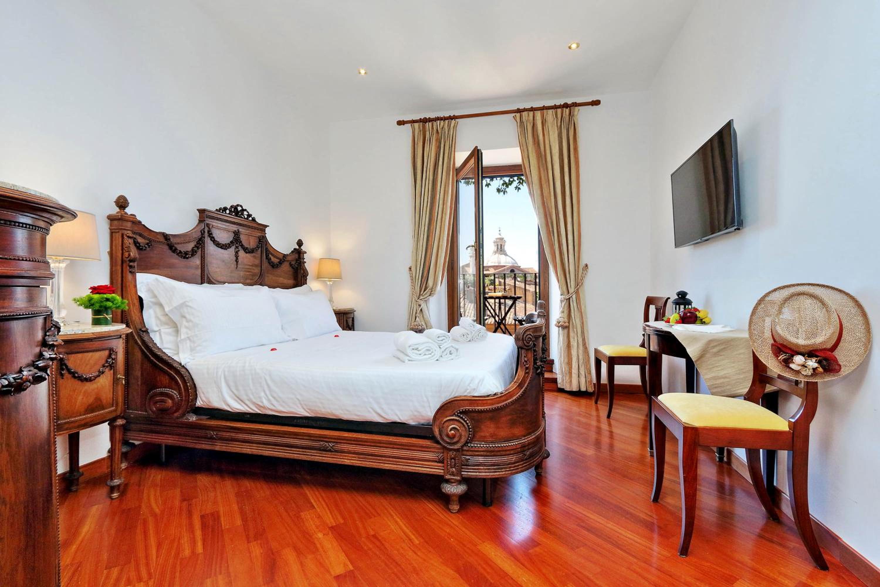Deluxe Double Room with Balcony and City View photo 1