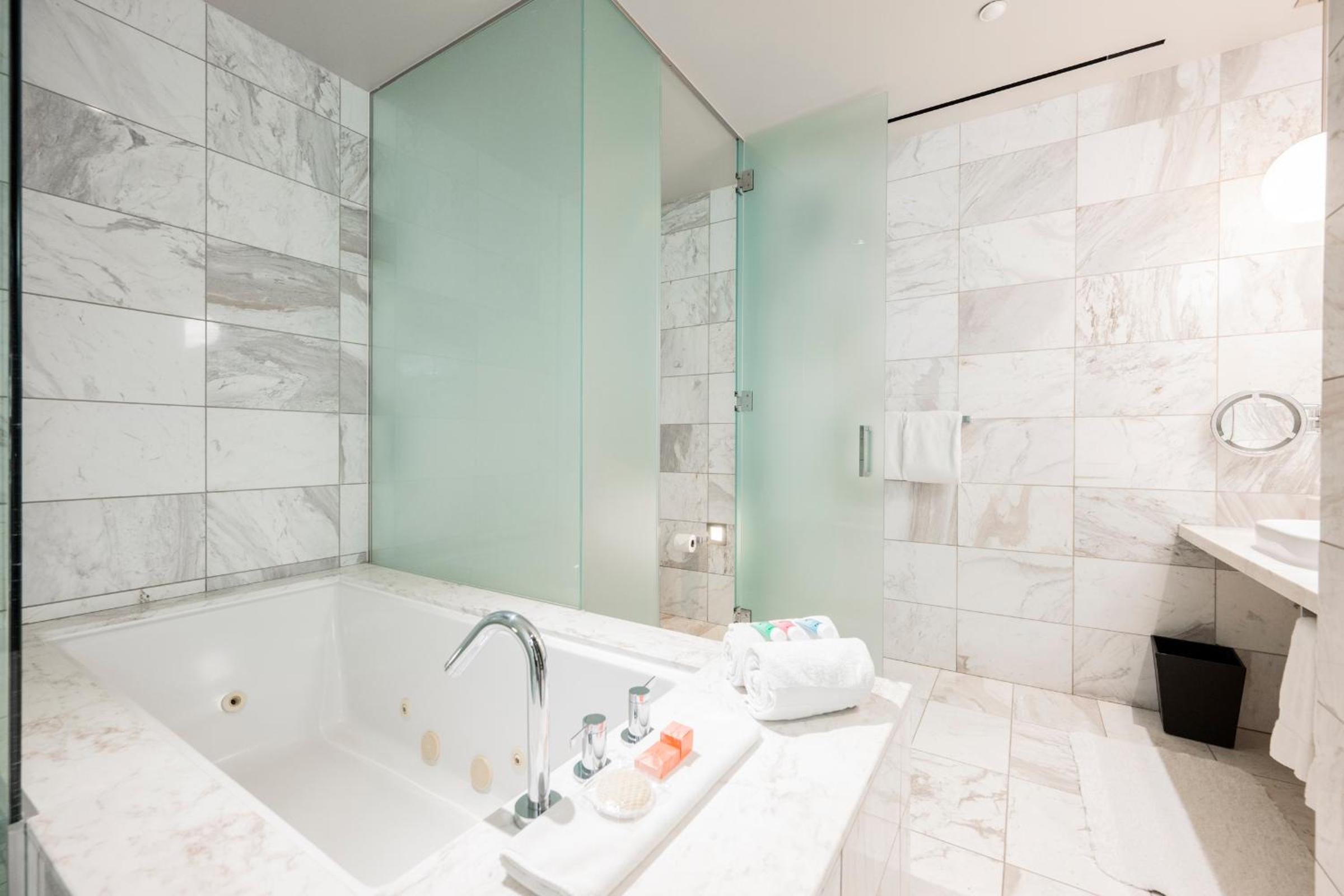 Luxurious Penthouse | Full Strip View & Private Balcony photo 1