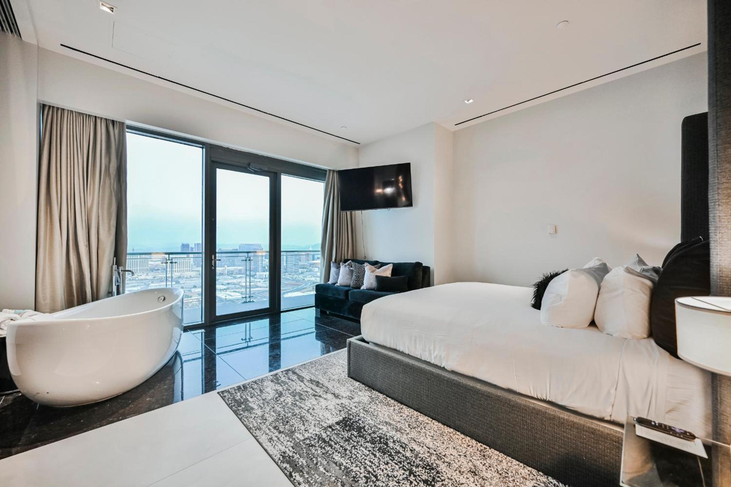 Luxurious Penthouse | Full Strip View & Private Balcony photo 2
