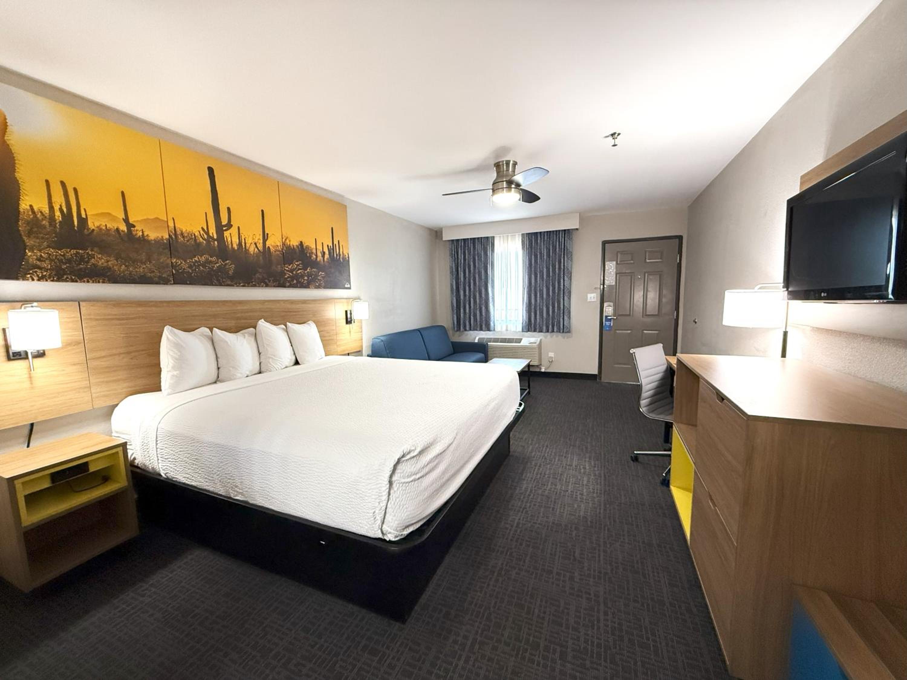 Deluxe Room with One King Bed and One Sofa Bed, Non-Smoking - Photo 4