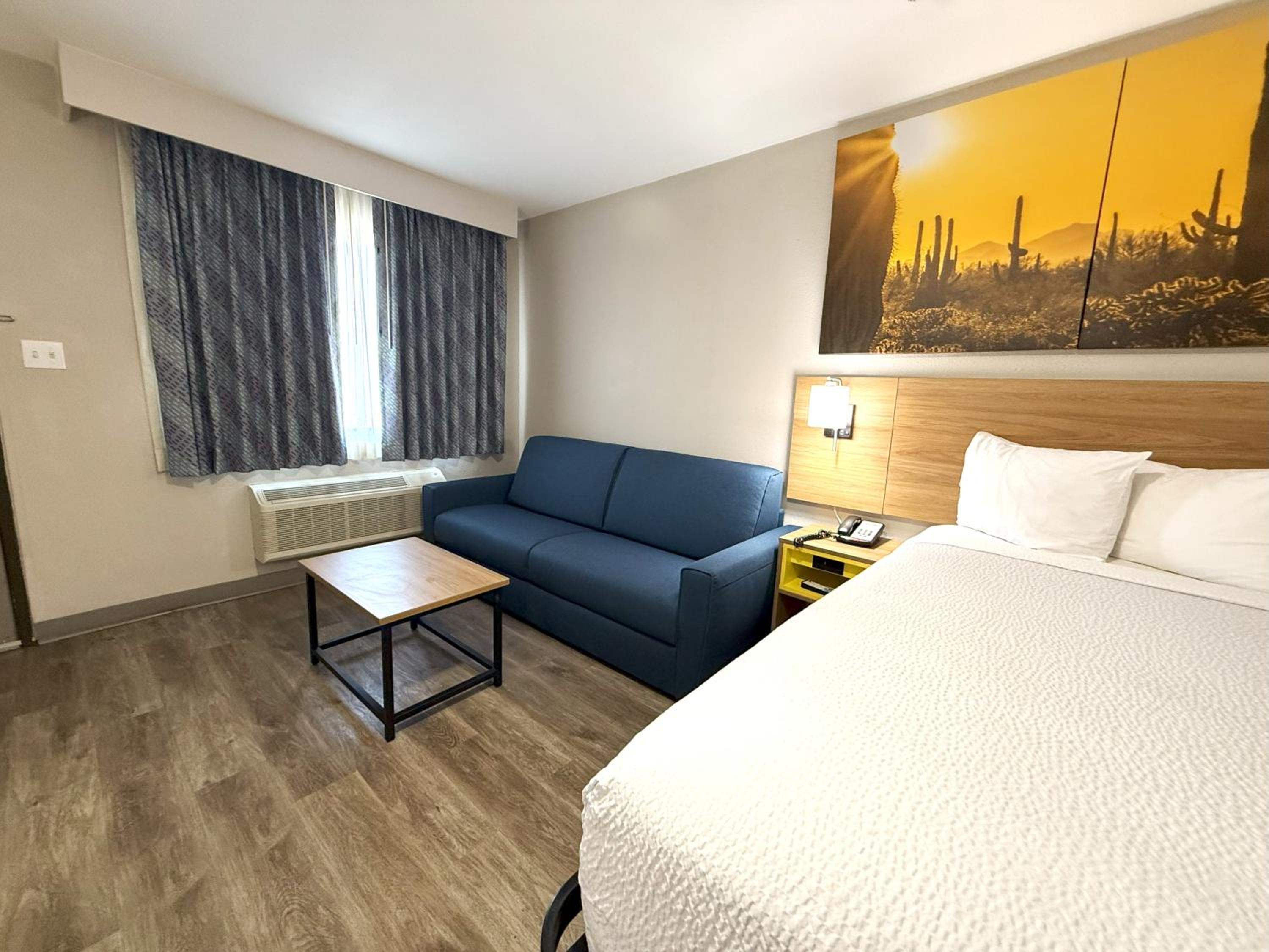 Deluxe Room with One King Bed and One Sofa Bed, Non-Smoking - Photo 6
