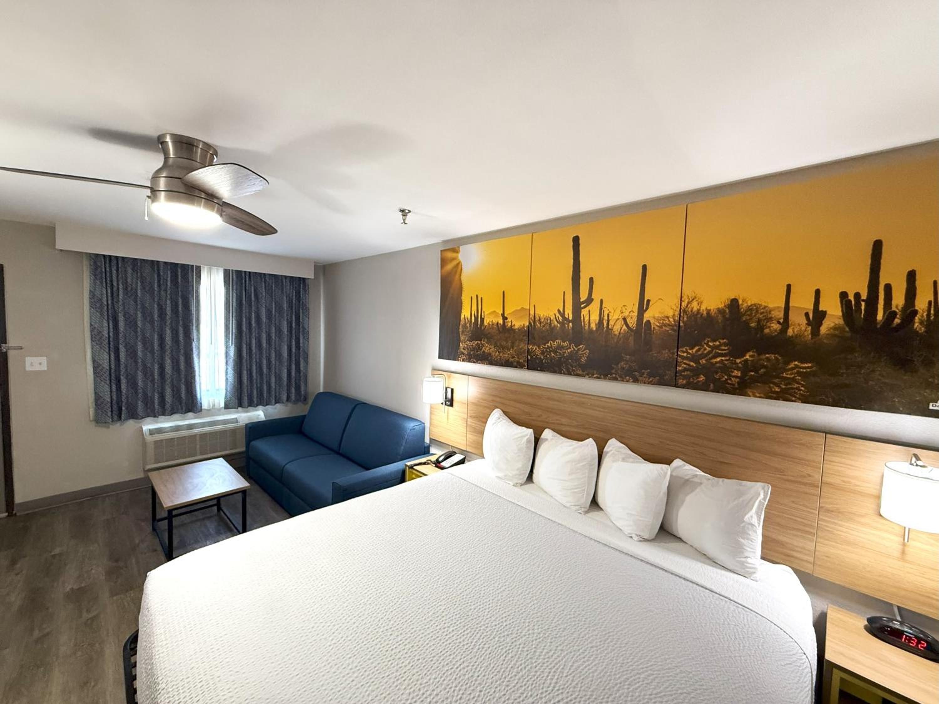 Deluxe Room with One King Bed and One Sofa Bed, Non-Smoking - Photo 8