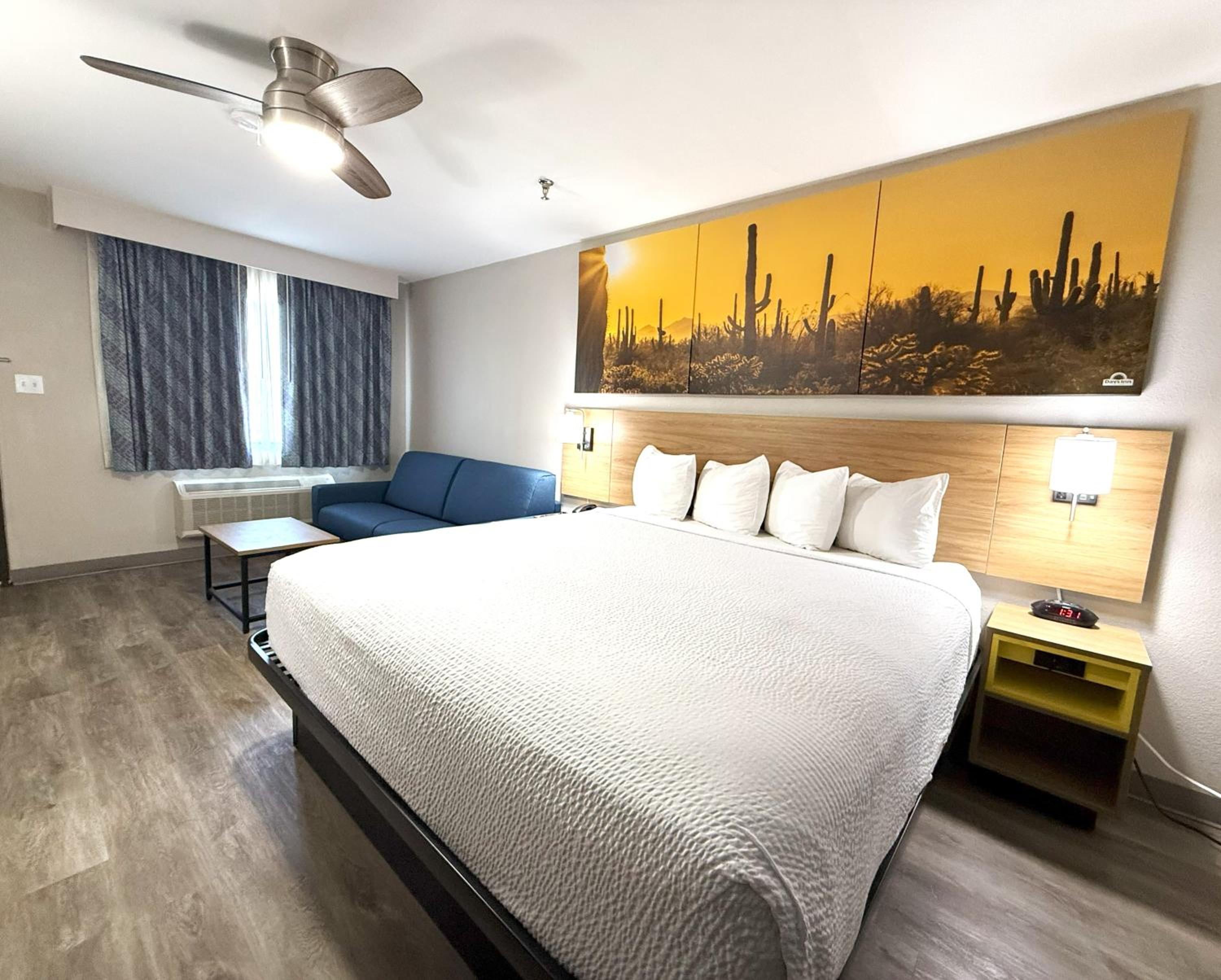 Deluxe Room with One King Bed and One Sofa Bed, Non-Smoking - Photo 7