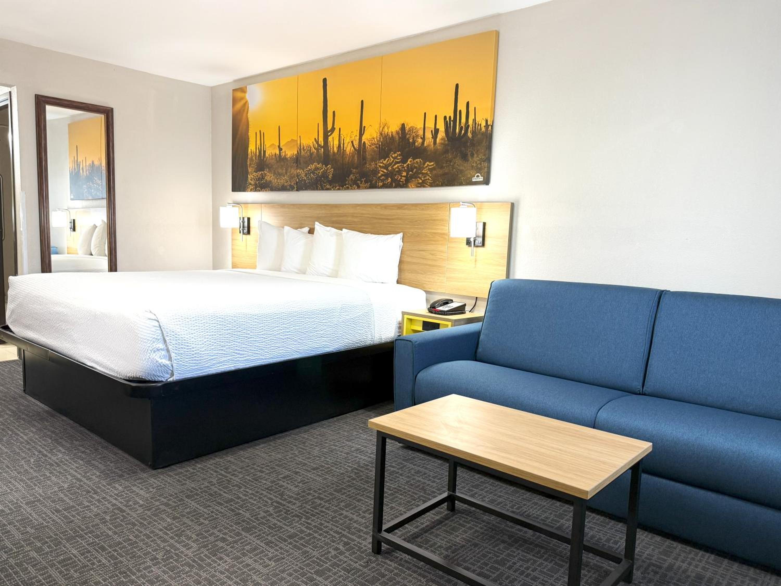 Deluxe Room with One King Bed and One Sofa Bed, Non-Smoking - Photo 5