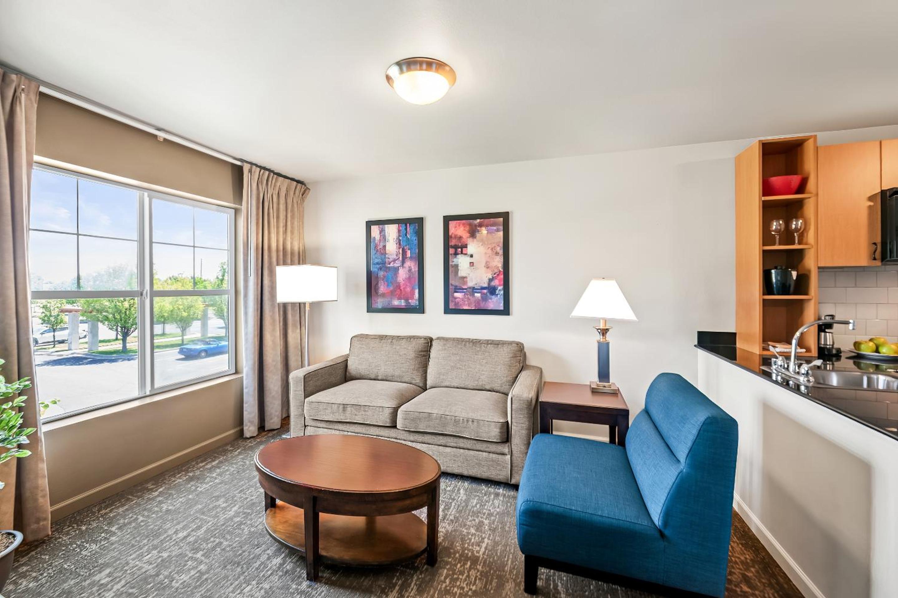 Deluxe Queen Suite - Photo 5