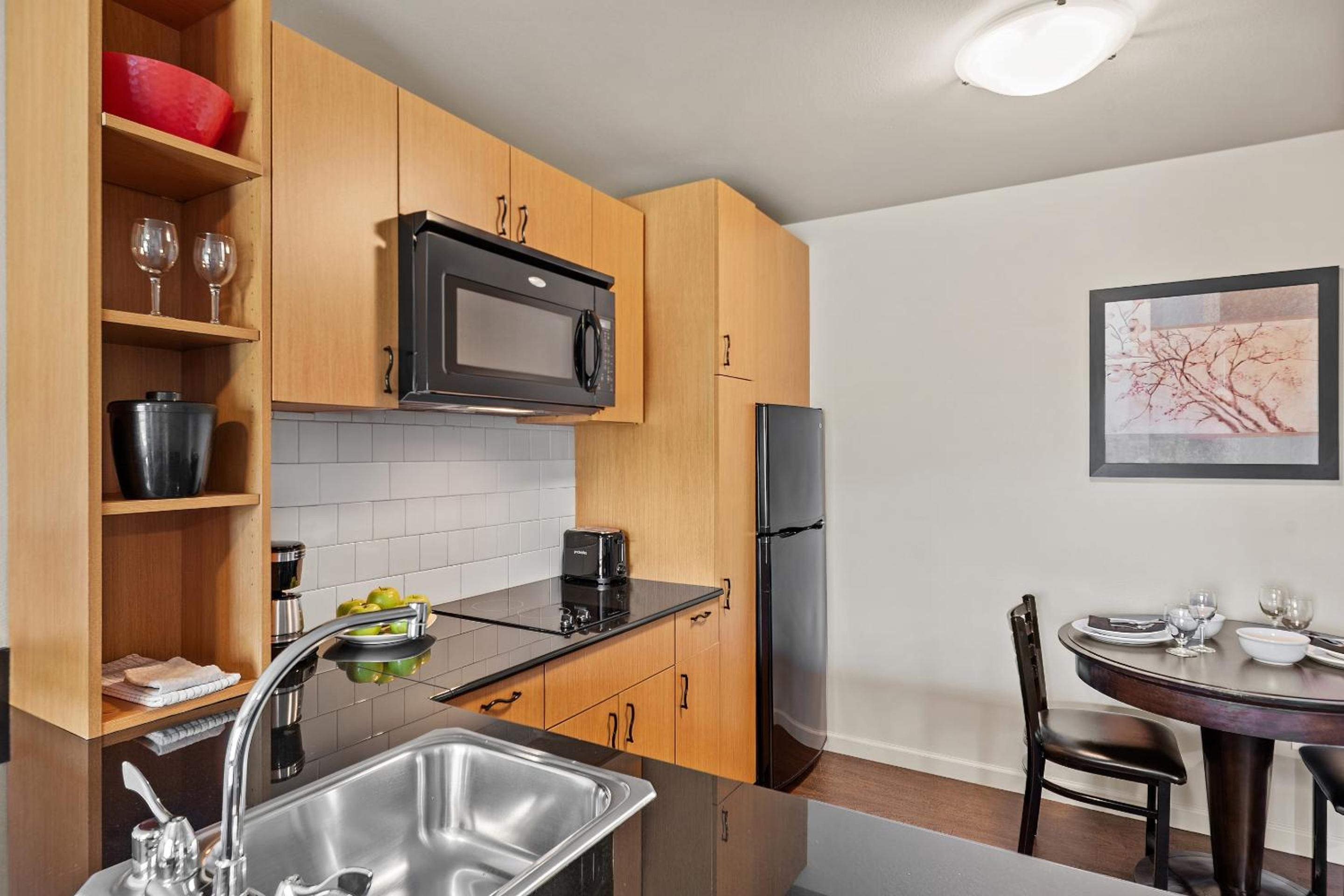 Deluxe Queen Suite - Photo 6