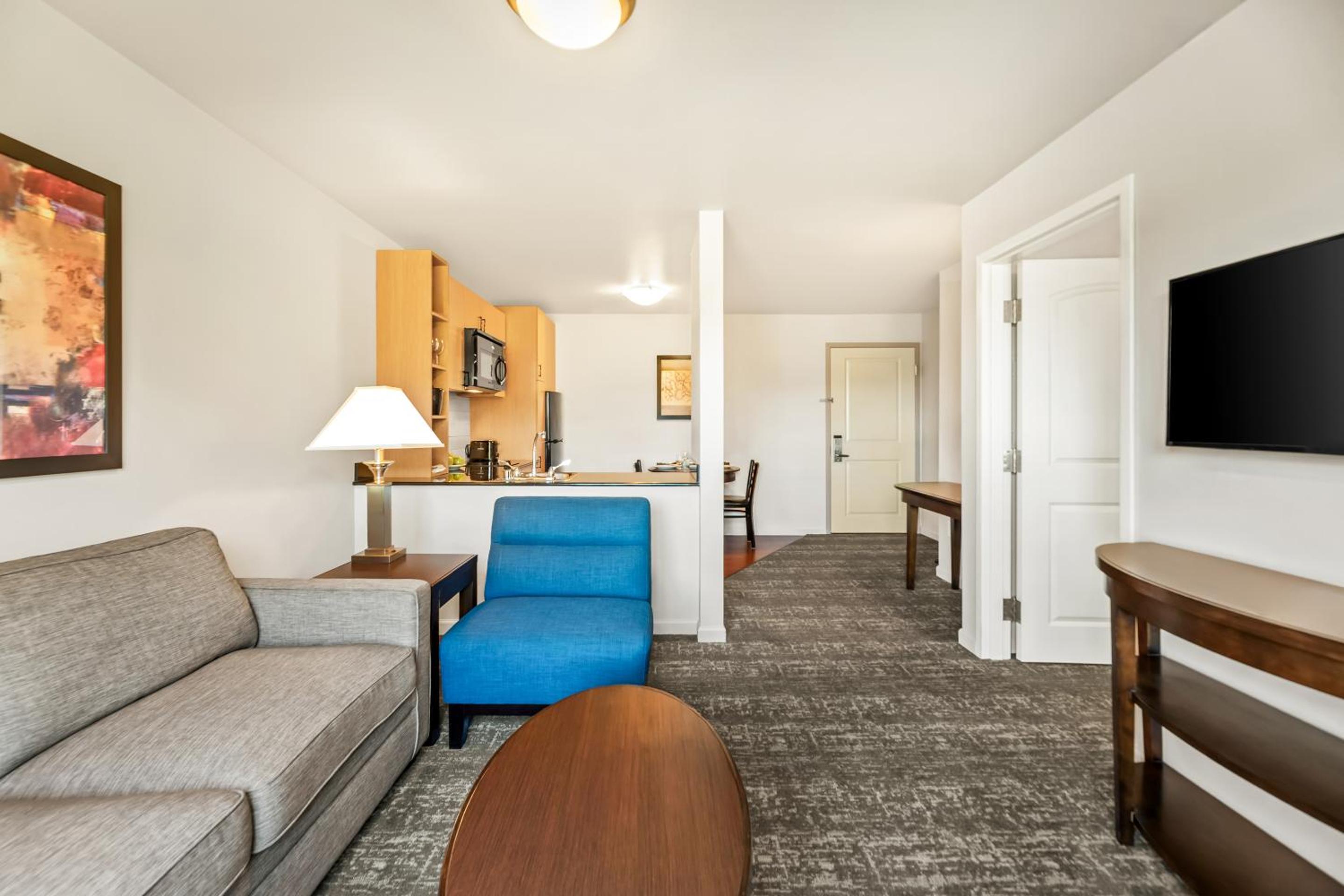 Deluxe Queen Suite - Photo 7