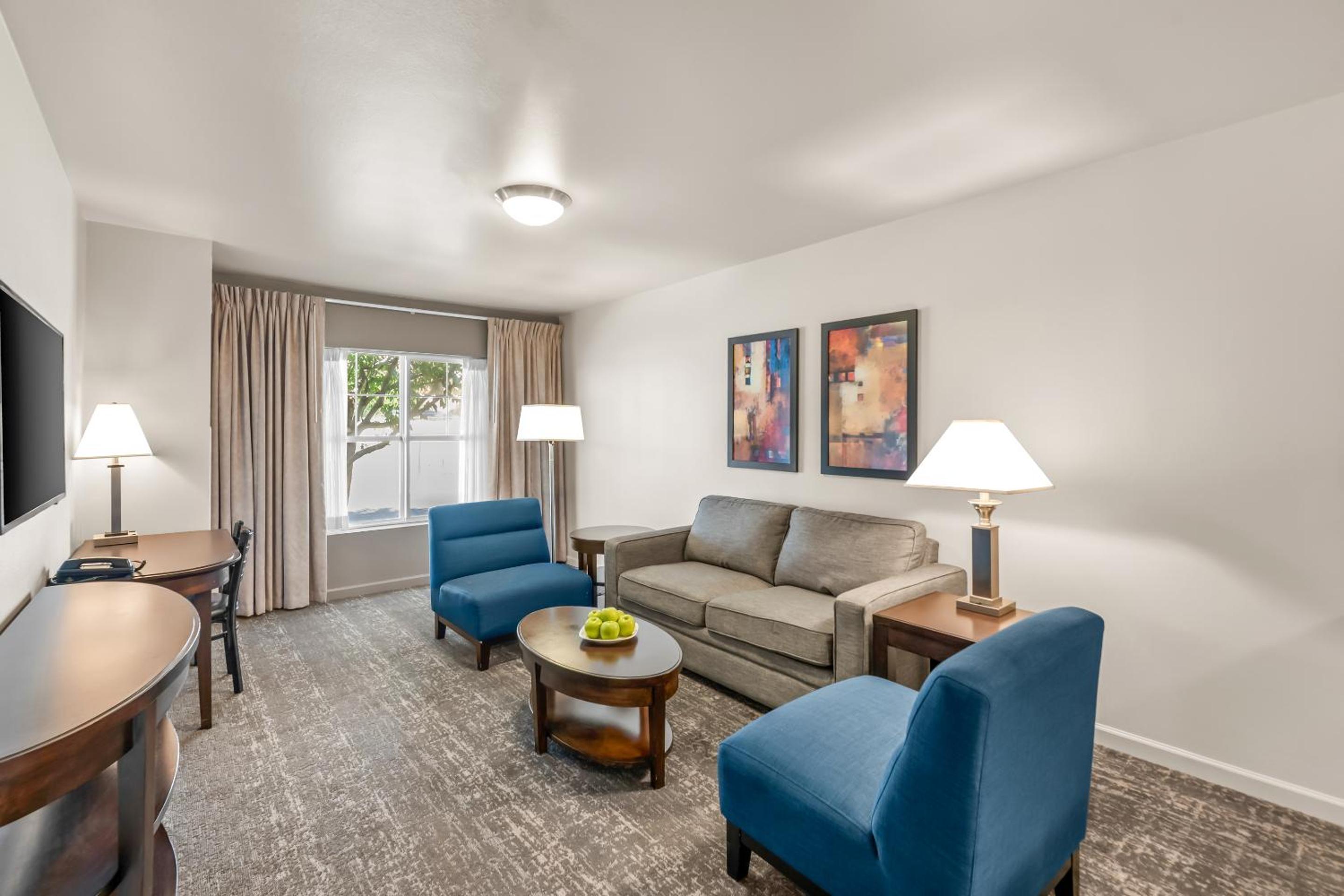 Deluxe Queen Suite - Photo 3