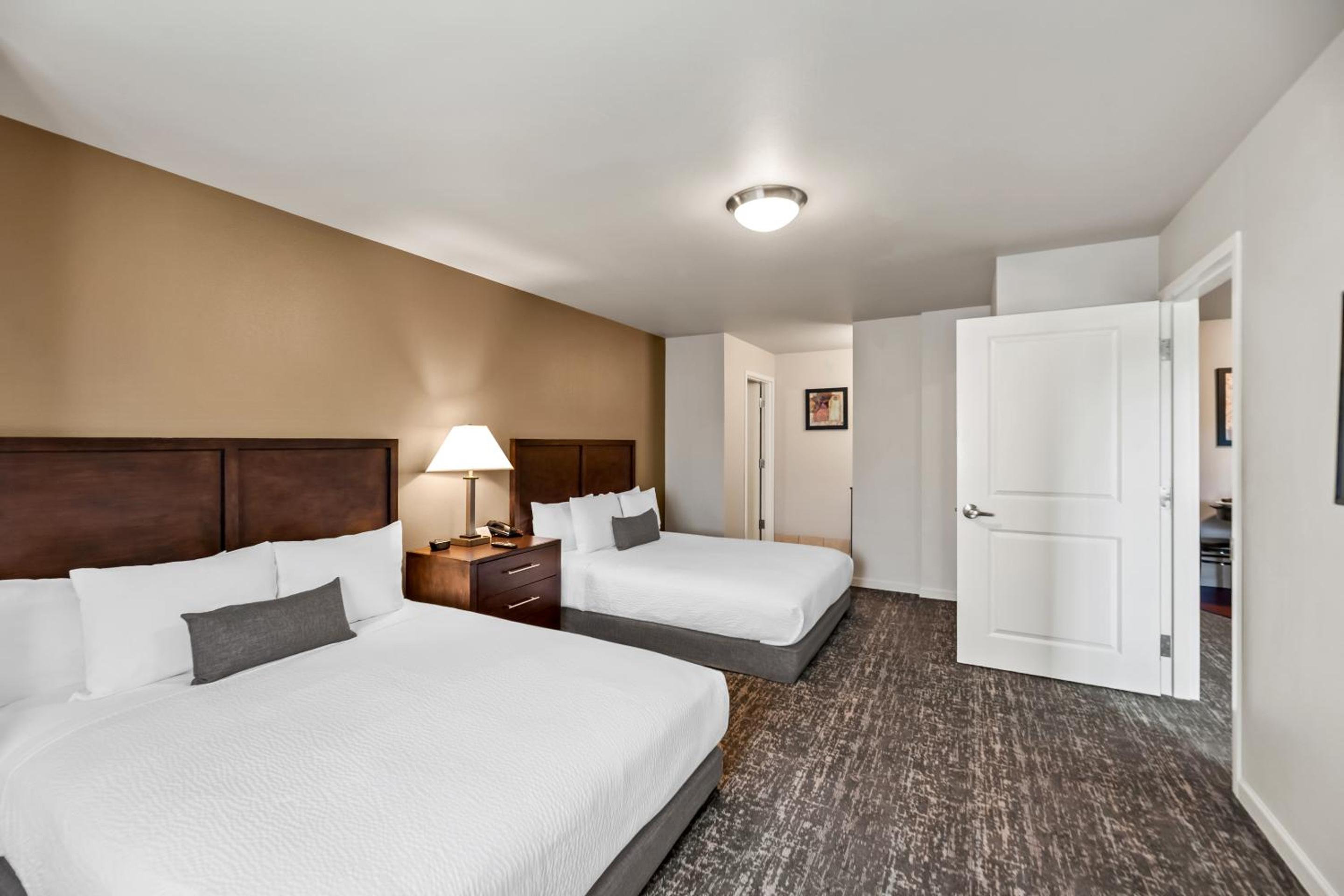 Deluxe Queen Suite - Photo 1