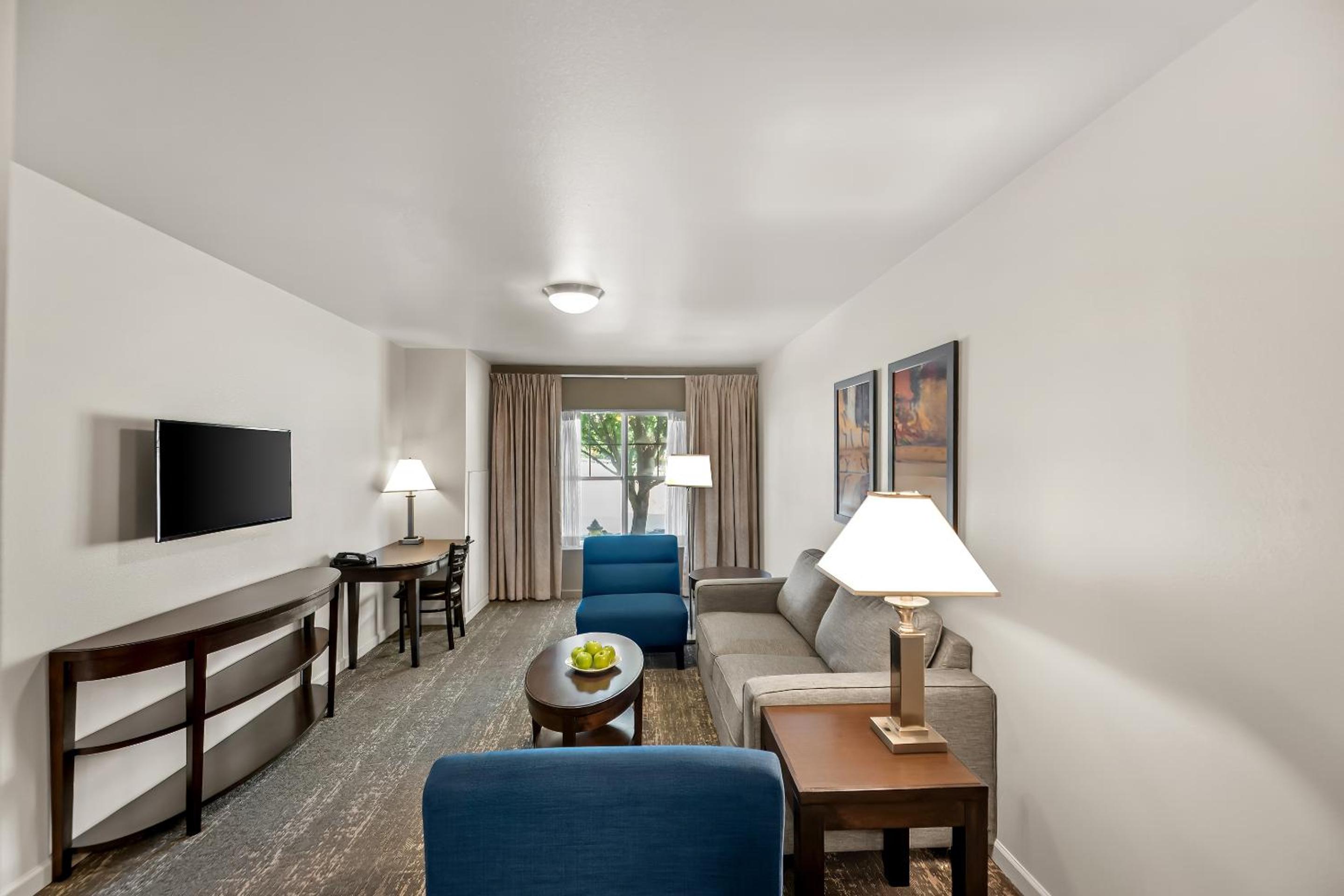 Deluxe Queen Suite - Photo 8
