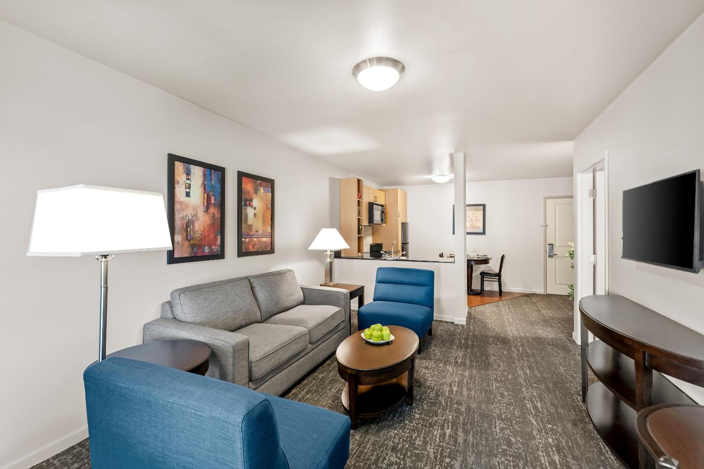 Deluxe Queen Suite - Photo 9