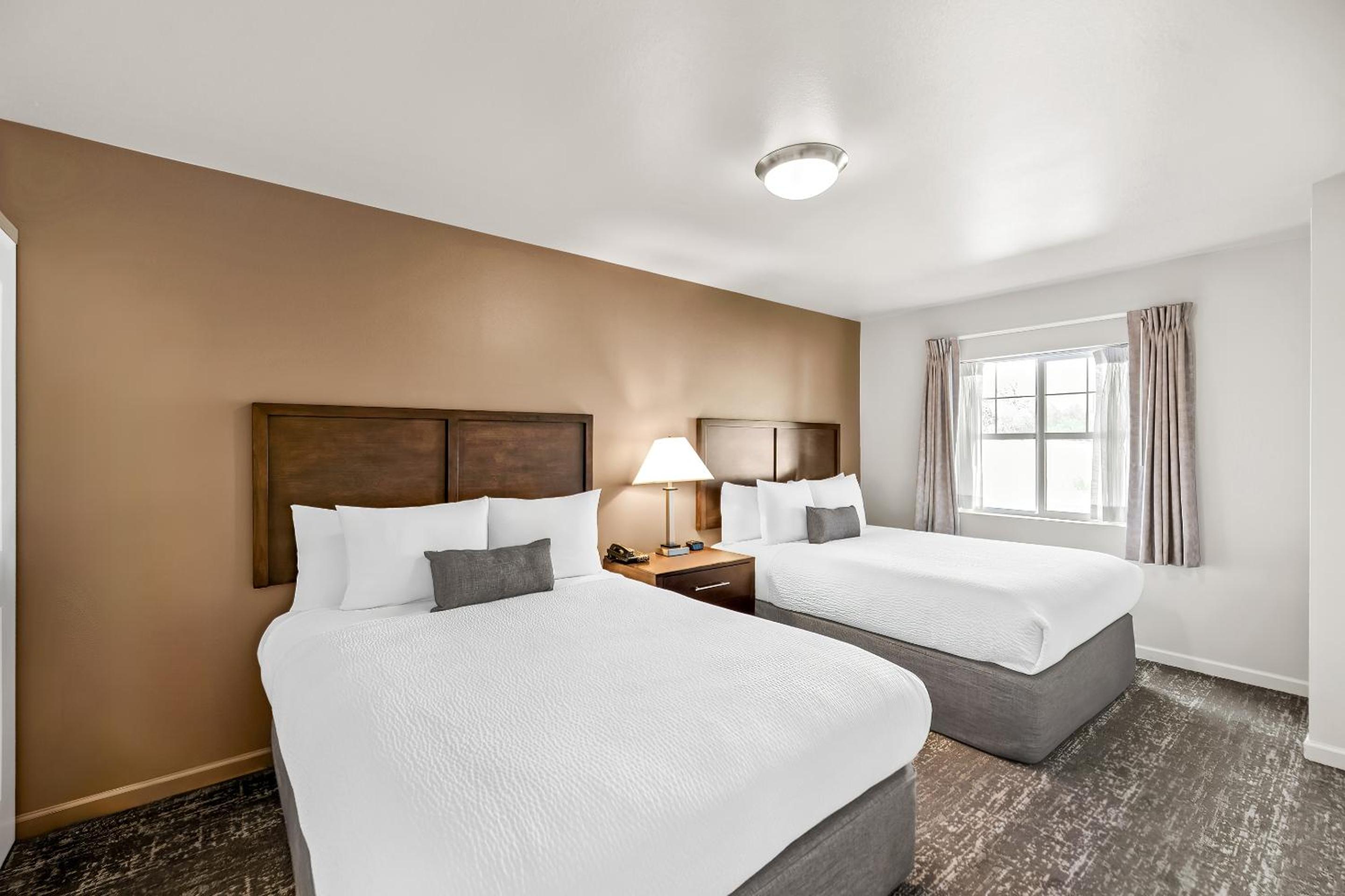 Deluxe Queen Suite - Photo 10