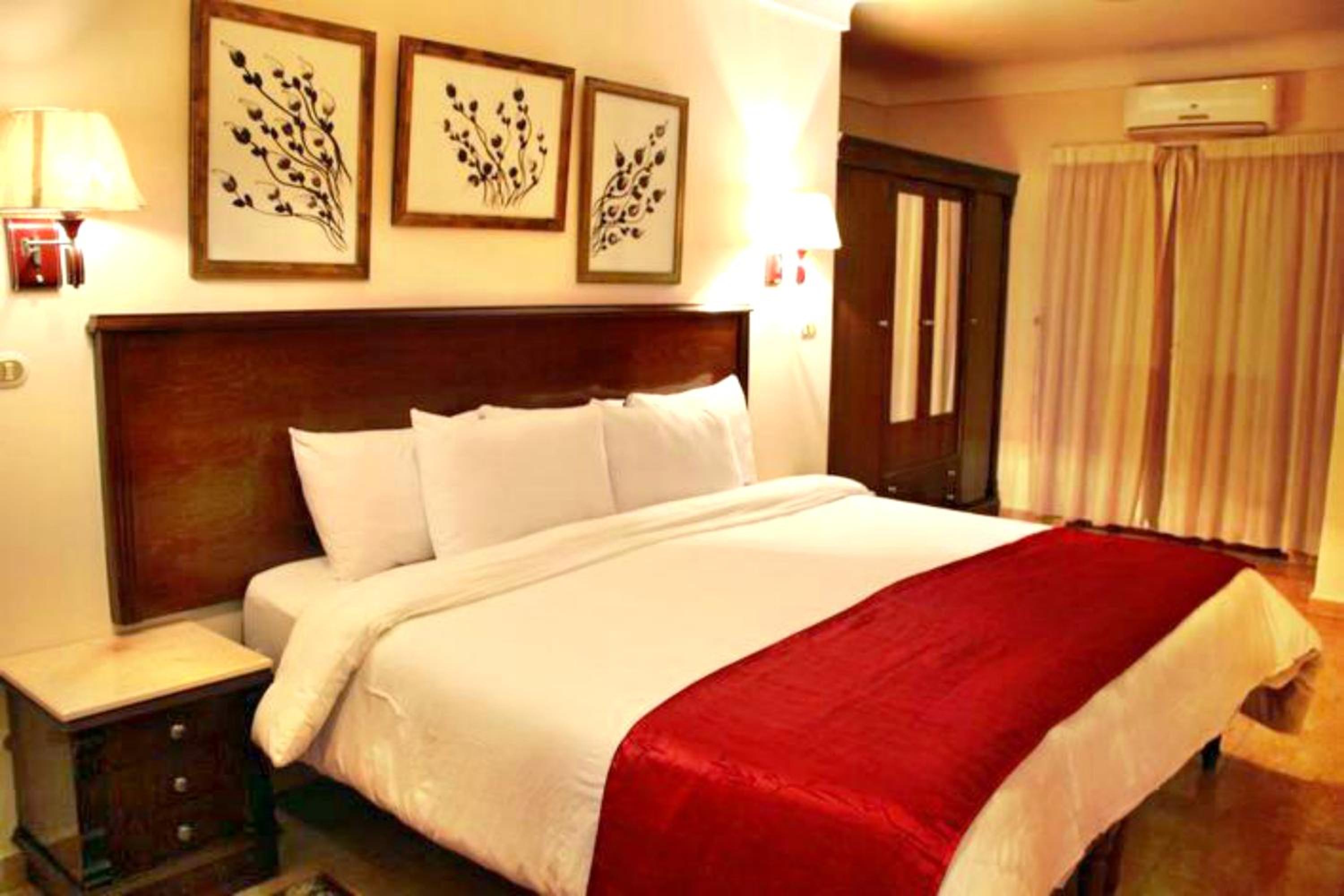 Five-Bedroom Suite - Photo 2