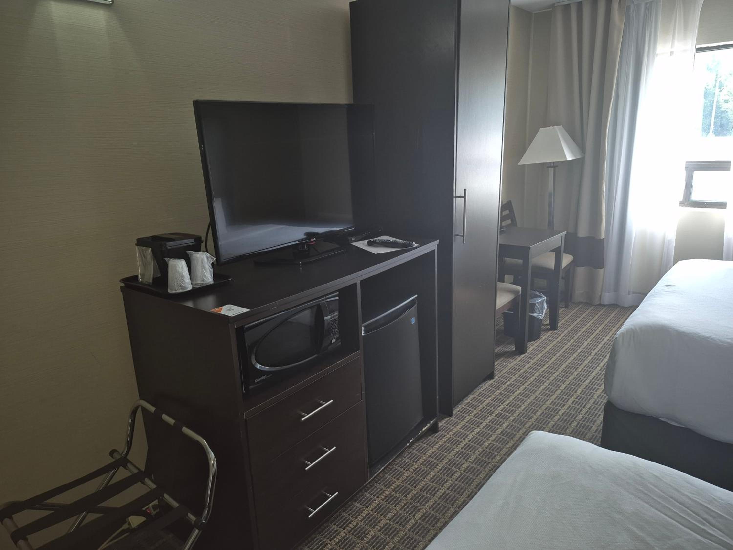 Quadruple Room with Two Queen Beds - Non Smoking/Pet Friendly - Photo 2