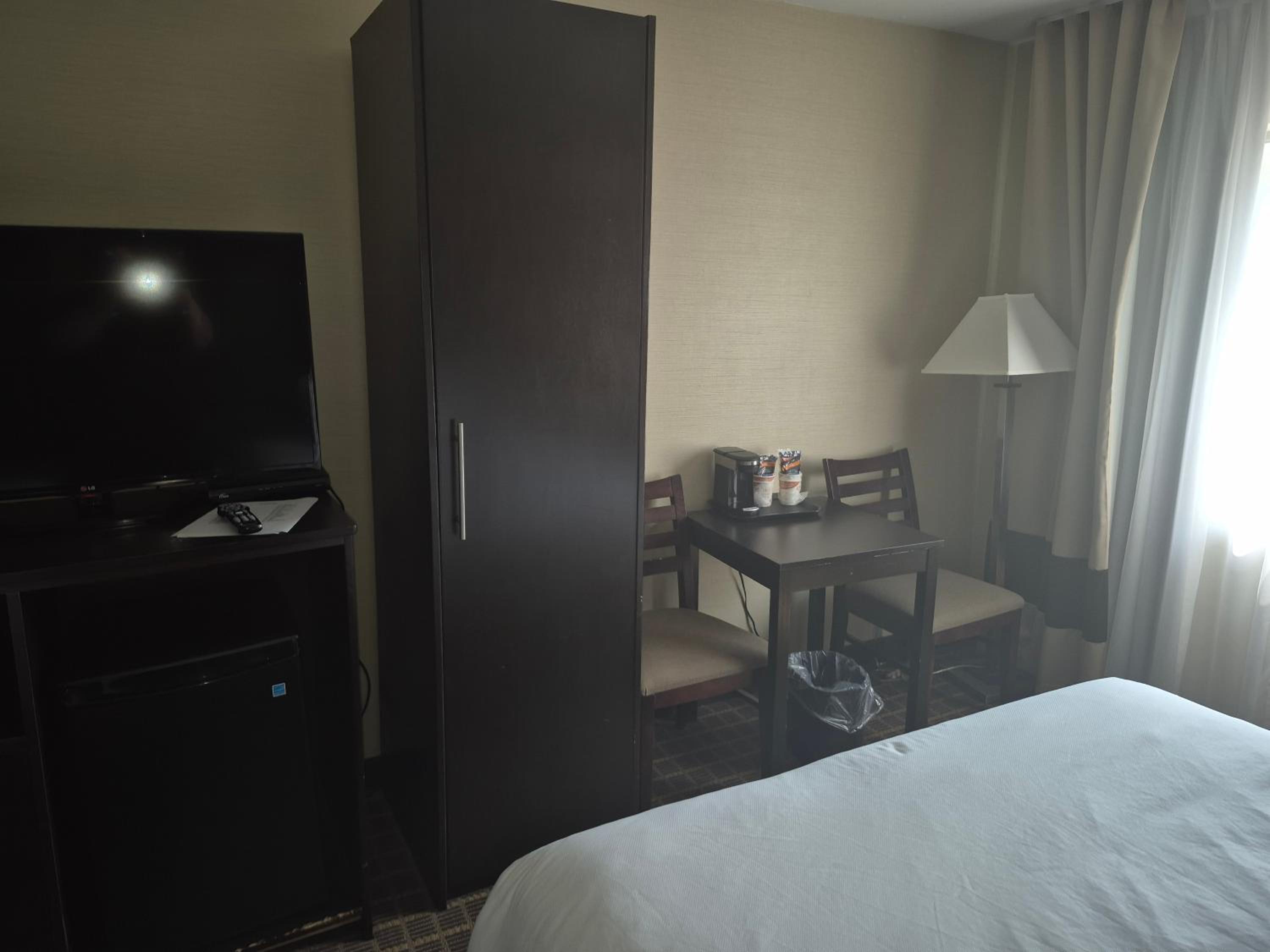 Quadruple Room with Two Queen Beds - Non Smoking/Pet Friendly - Photo 5