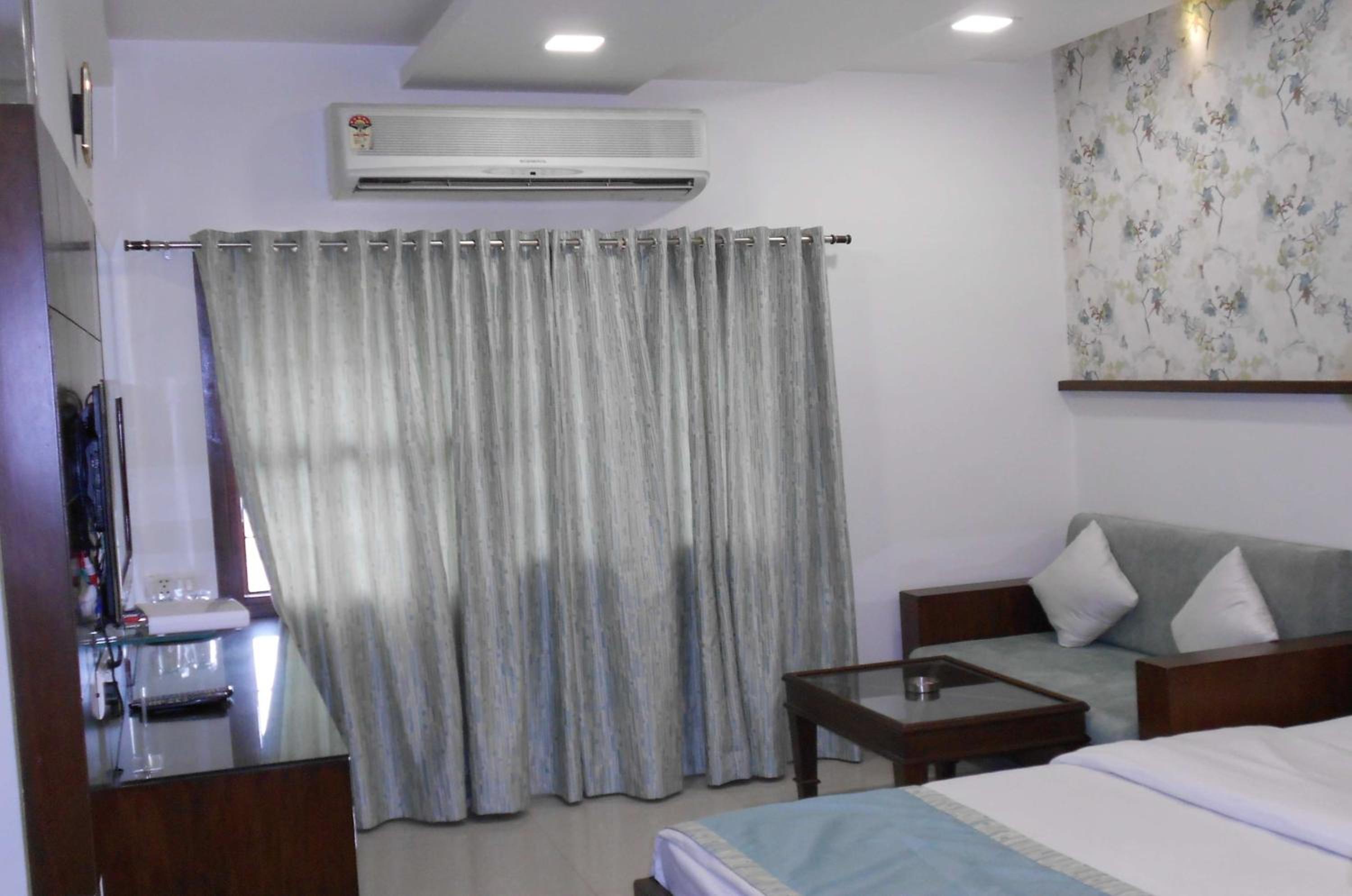 Premium Double or Twin Room - Photo 12