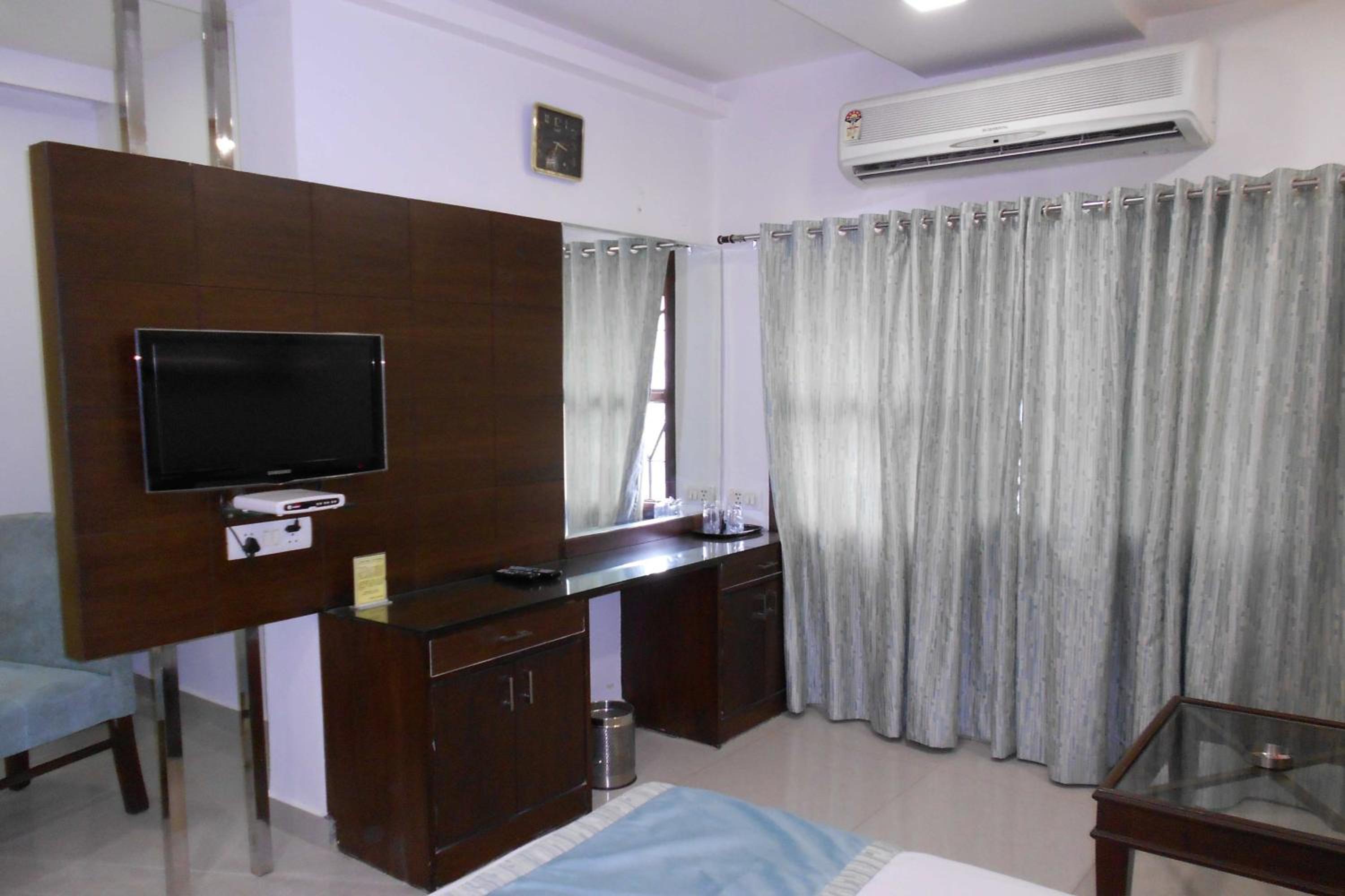 Premium Double or Twin Room - Photo 11