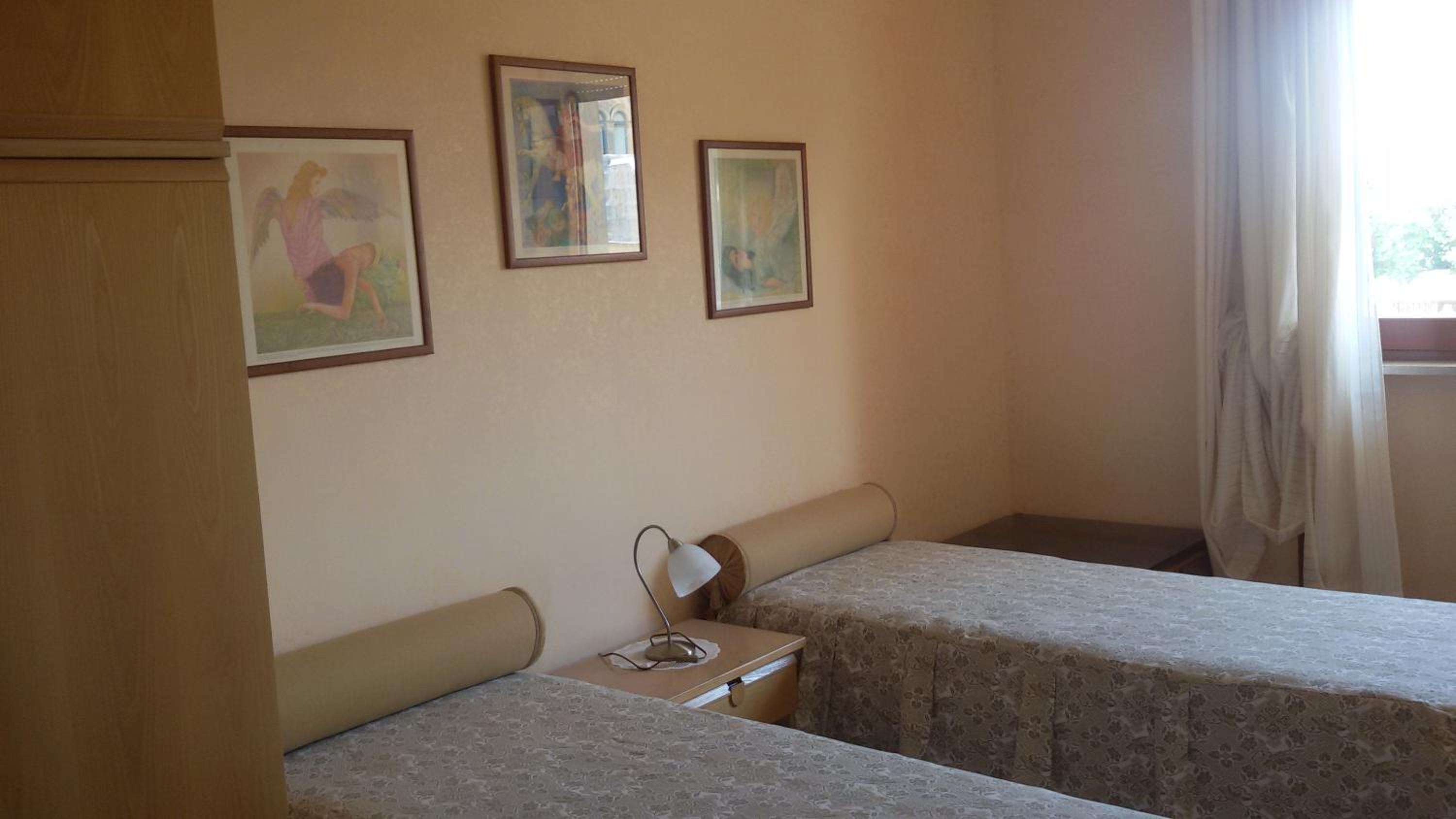 Economy Triple Room With Shared Bathroom photo 2