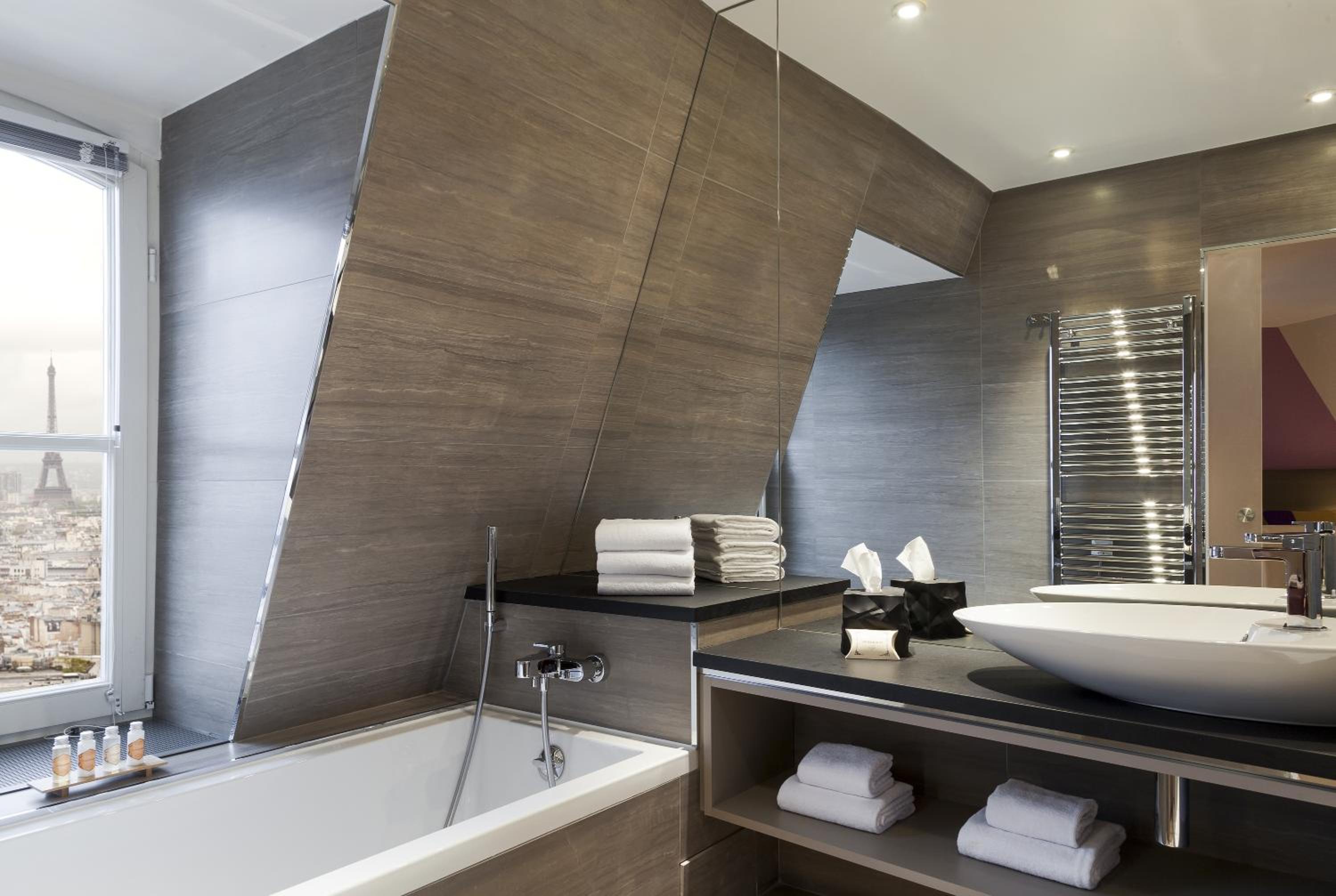 Suite with Paris View photo 2