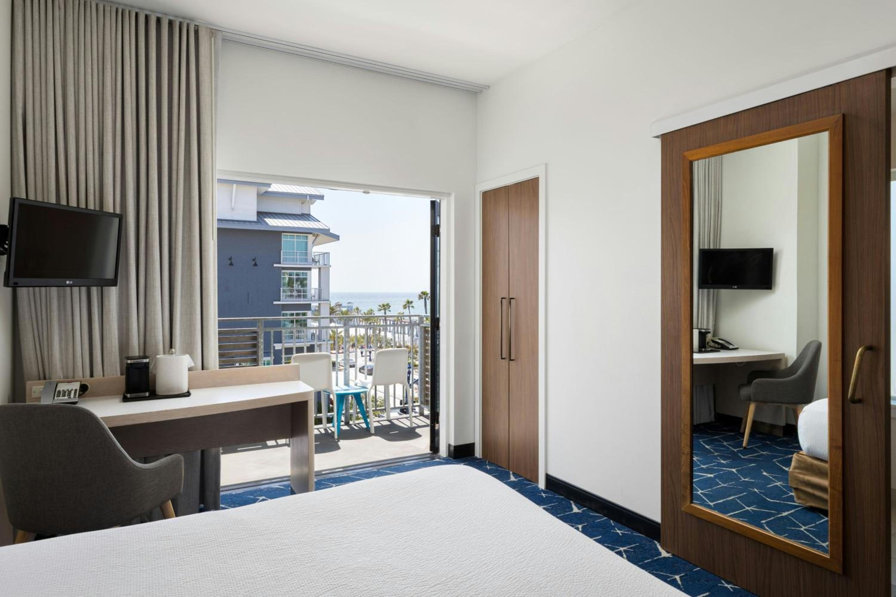 Corner Ocean Two Queen - Hearing Accessible