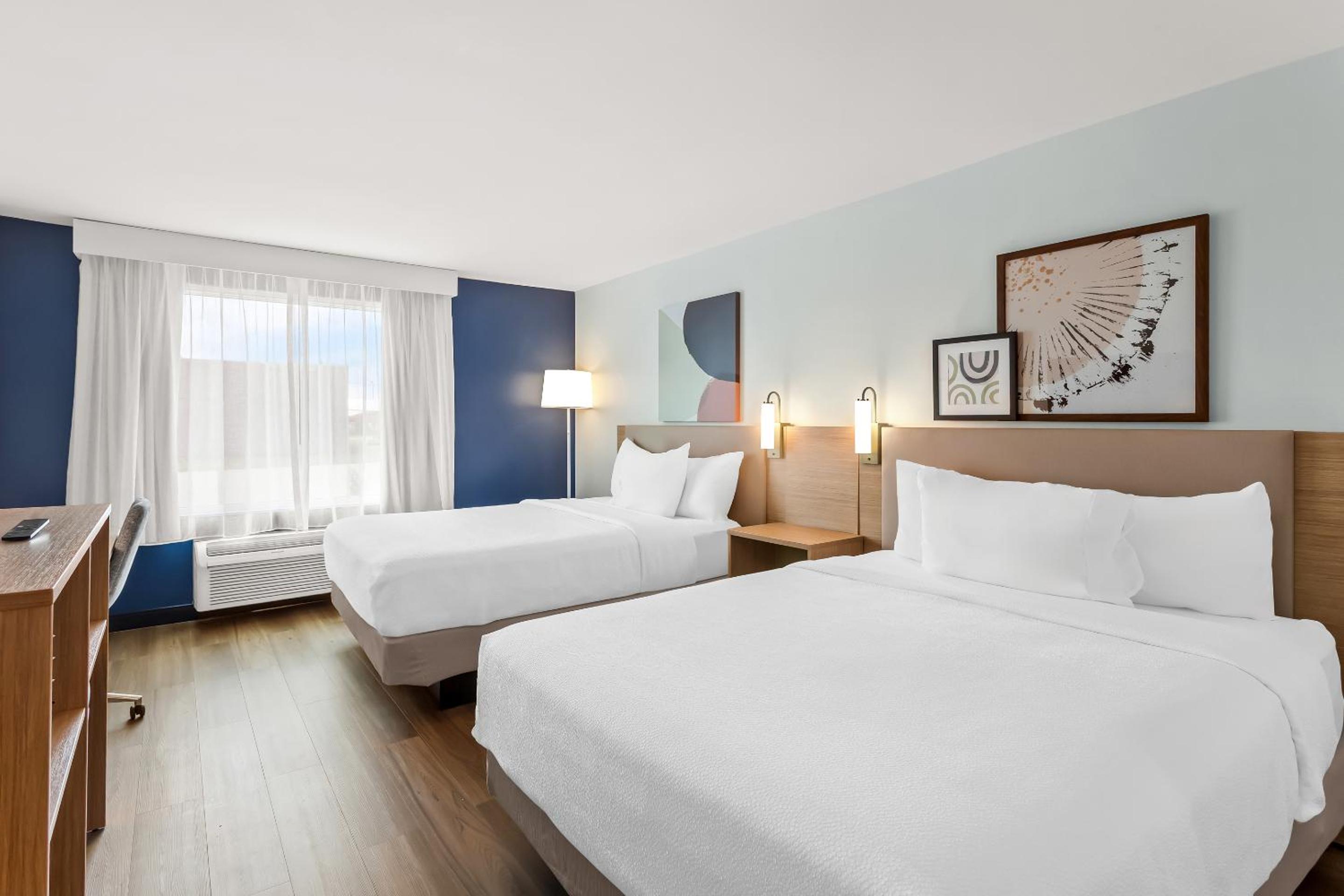 Queen Room with Two Queen Beds - Photo 7