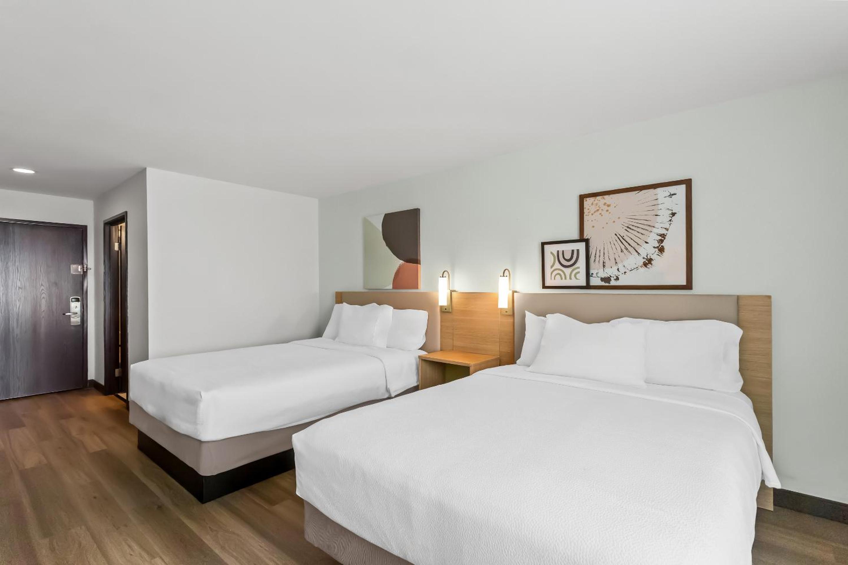 Queen Room with Two Queen Beds - Photo 6