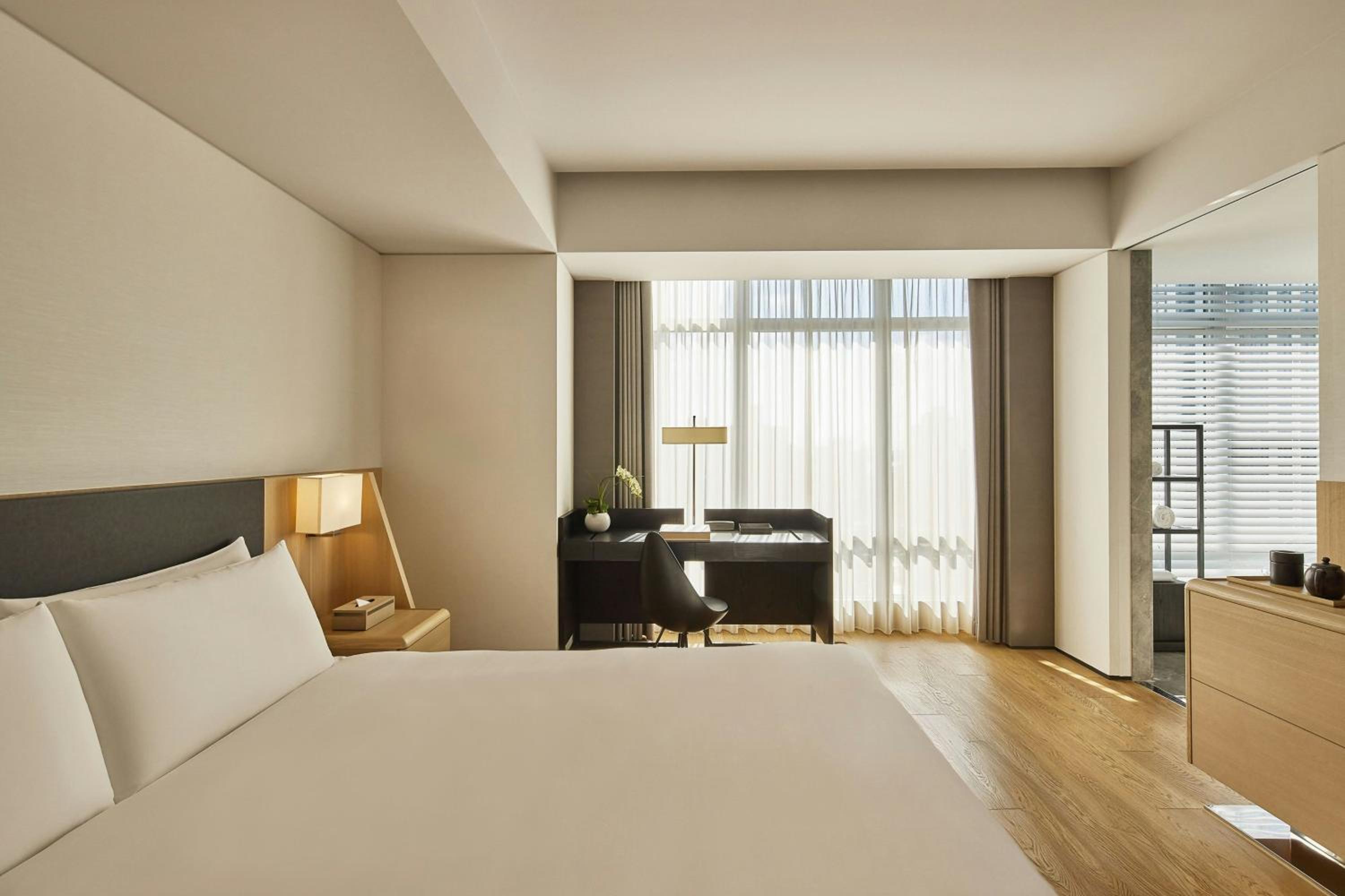 Premier King Room with City View