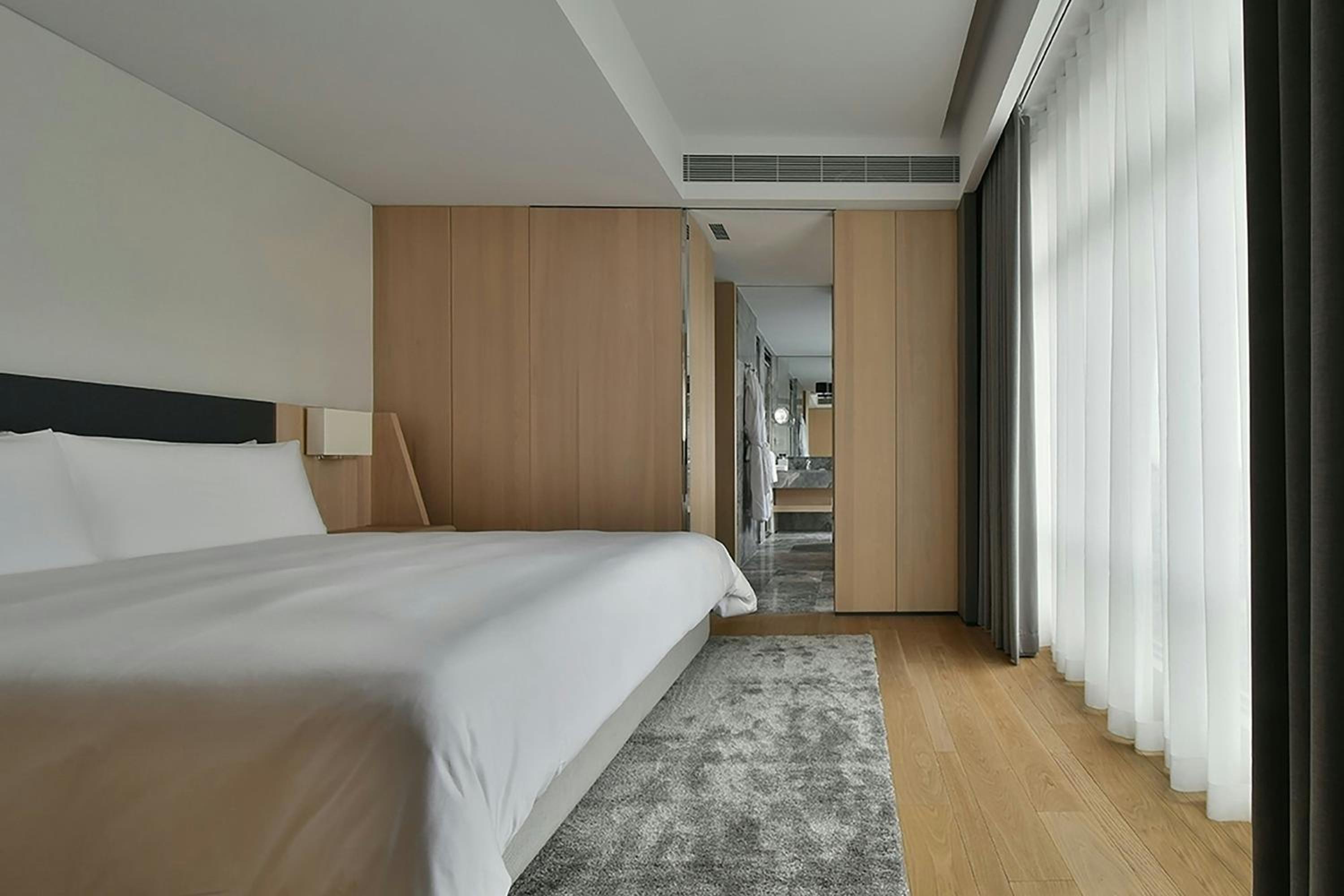 Junior King Suite with Sofa Bed and Harbor View photo 2