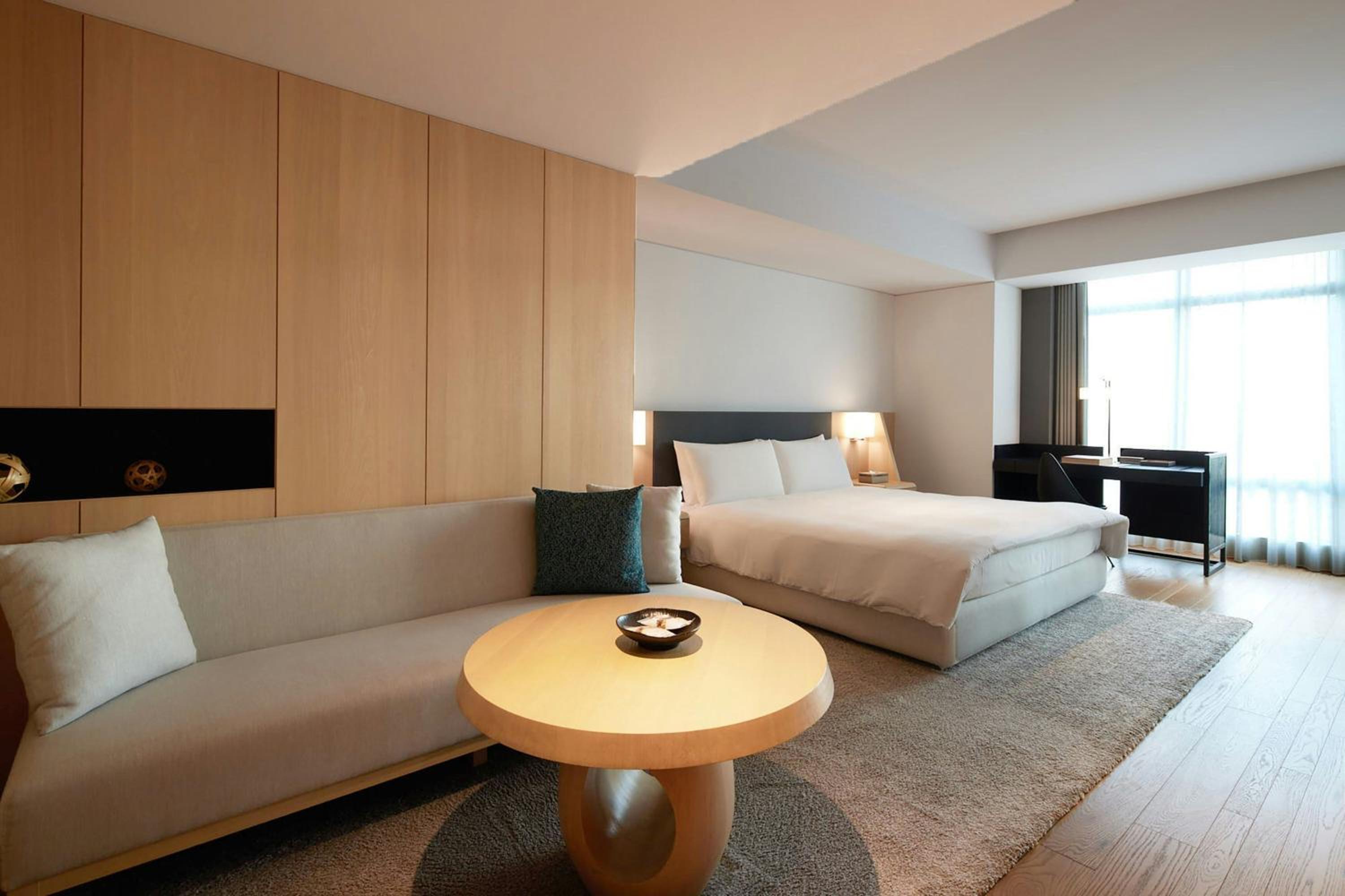 Premier King Room with City View photo 2