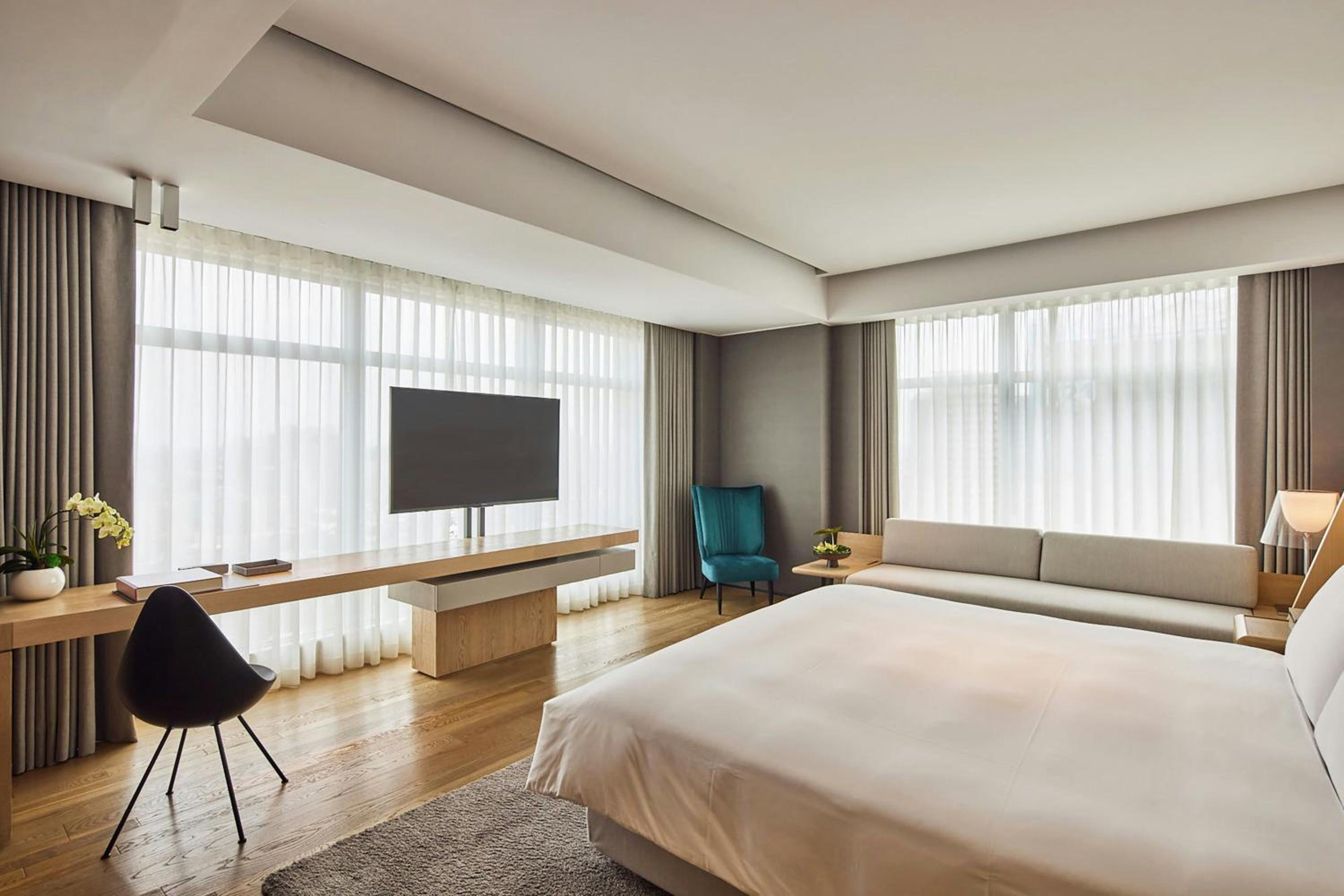 Premier King Room with City View photo 3
