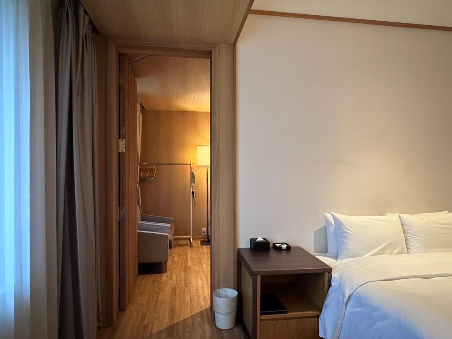 Connecting Room
