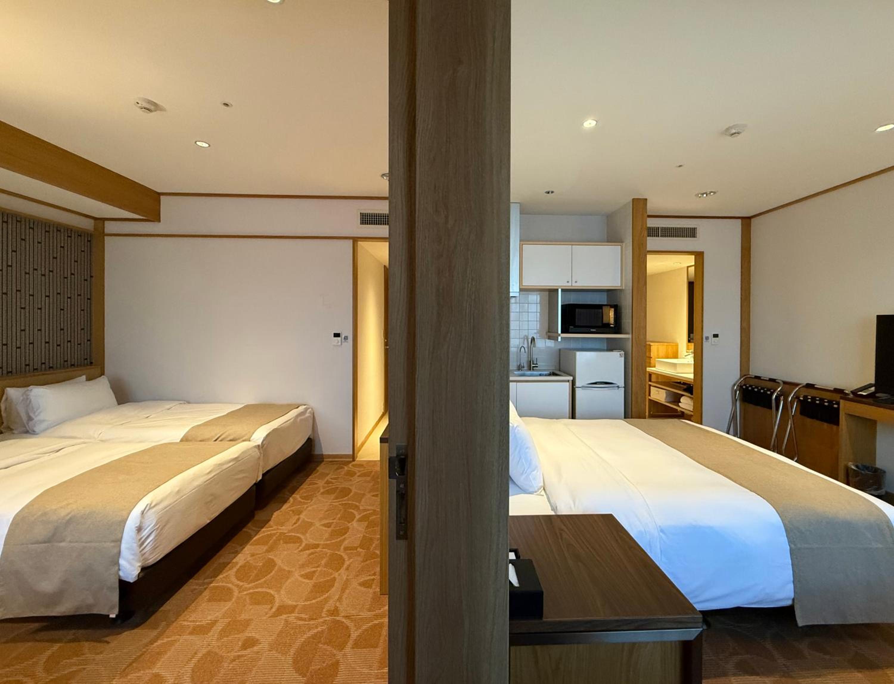 Connecting Room thumbnail 6